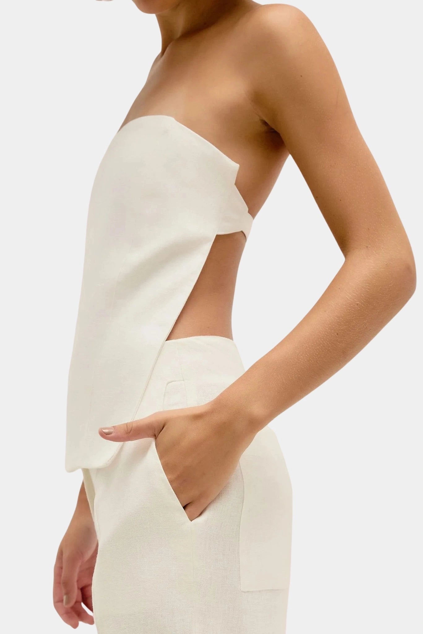 Detalhe lateral da calça Paola Haight em linho off-white com bolso embutido