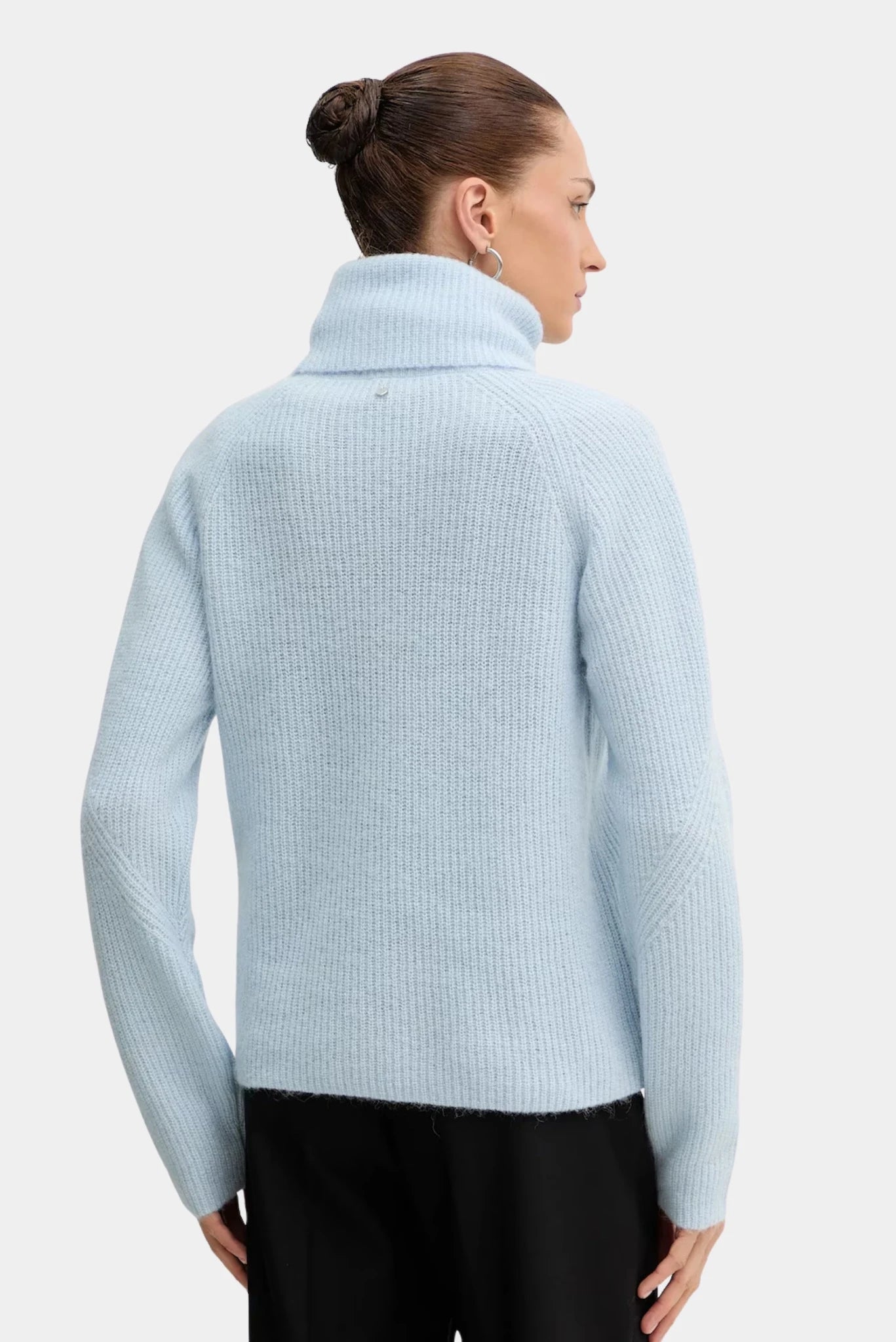Costas do Tricot Falodina Hugo Boss azul-claro com modelagem reta e gola alta