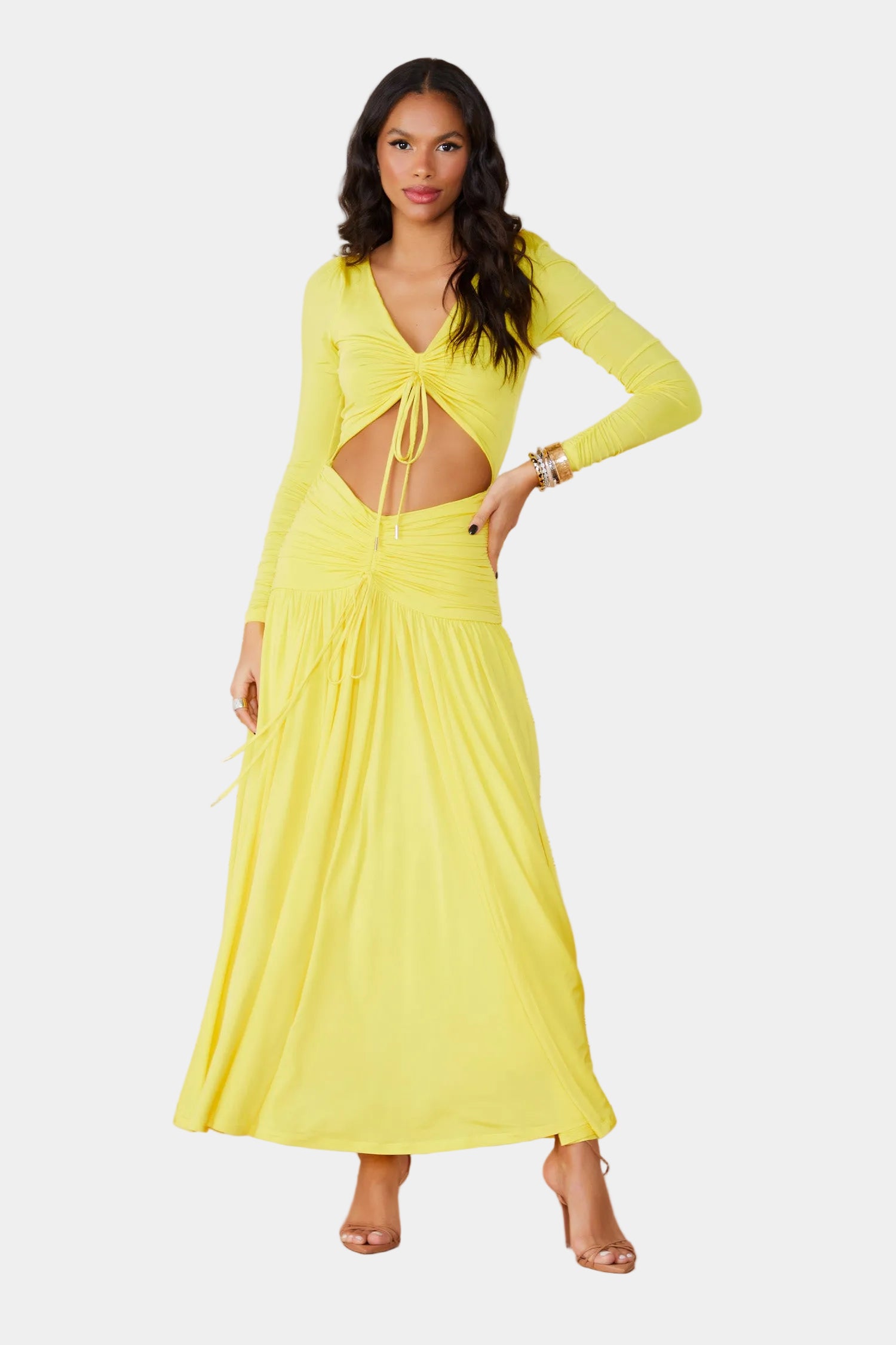 Vestido midi amarelo com recorte frontal, mangas longas e saia ampla