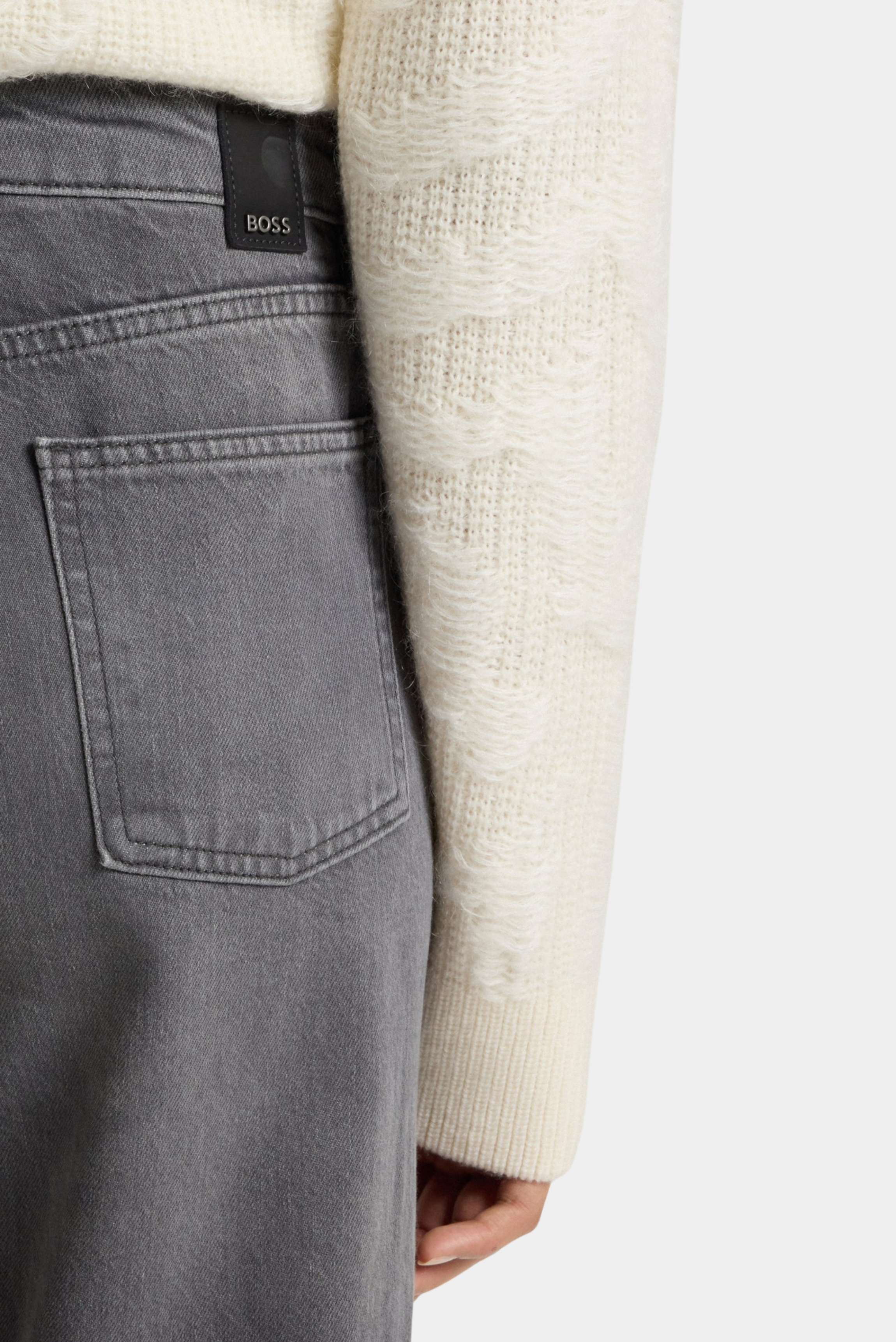 Detalhe traseiro da Calça Jeans Crossroad Hugo Boss cinza com bolso aplicado