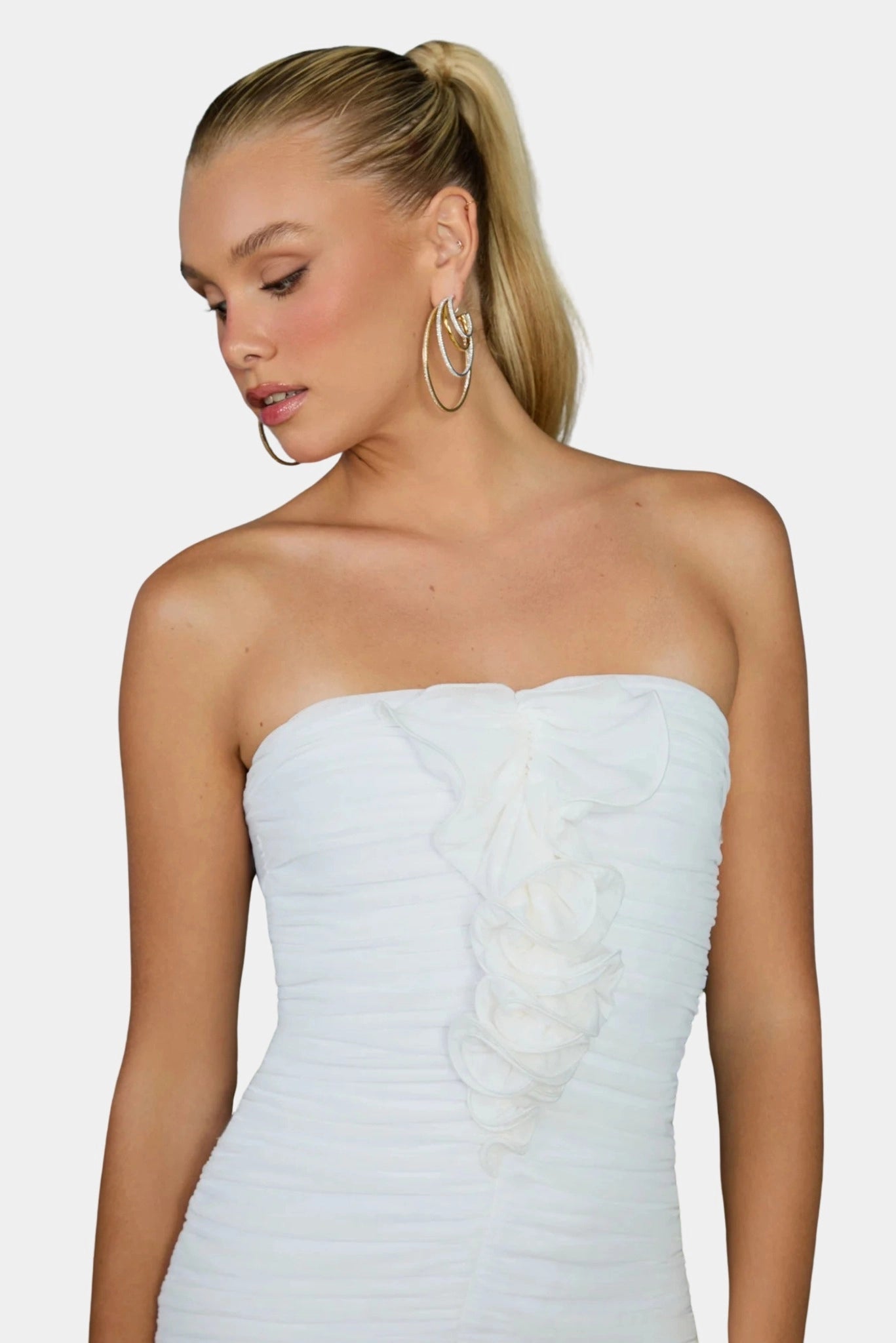 Detalhe floral aplicado sobre drapeado no Vestido Midi Miranda off white