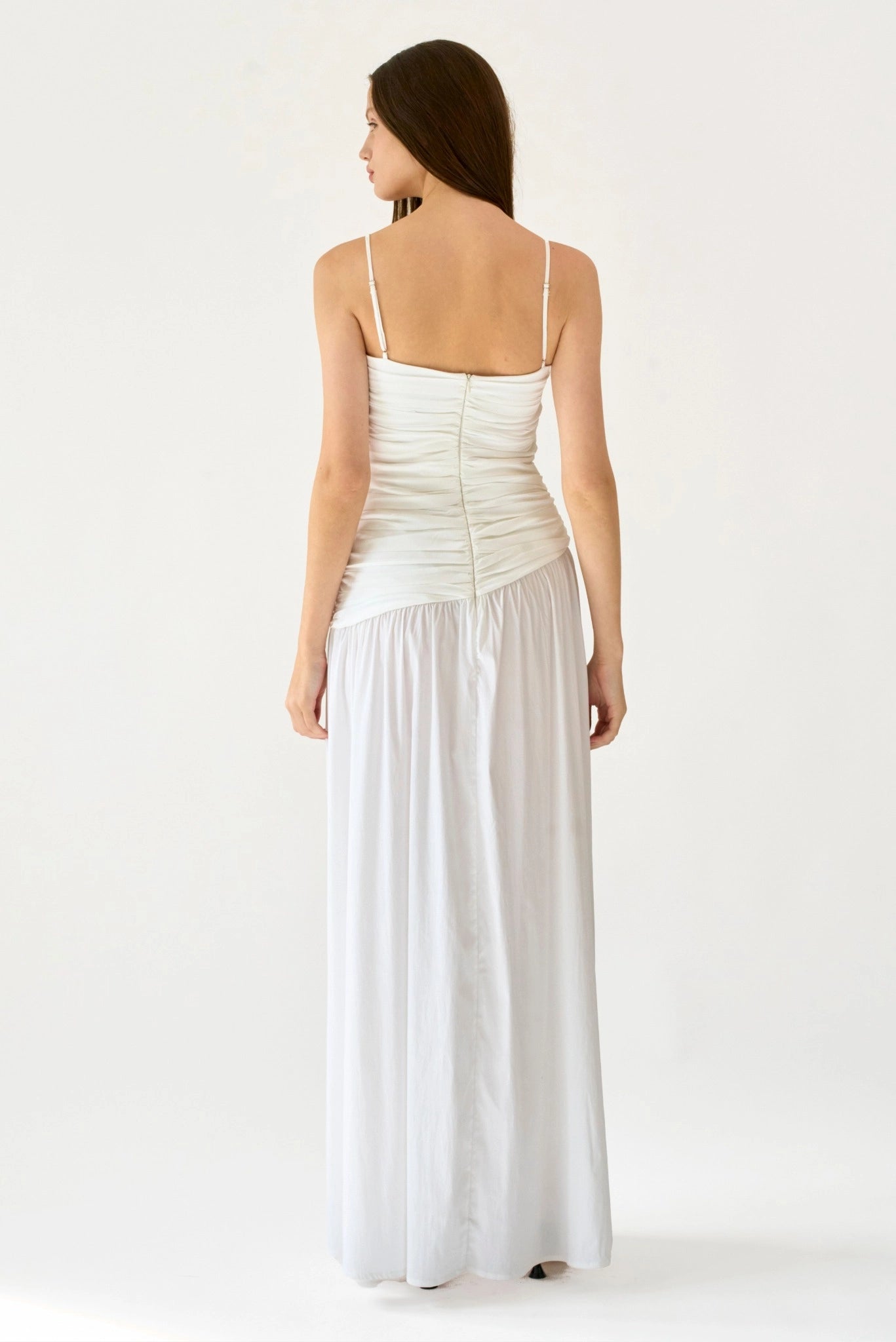 Vista traseira do vestido longo Elle MR branco com detalhe drapeado e caimento fluido
