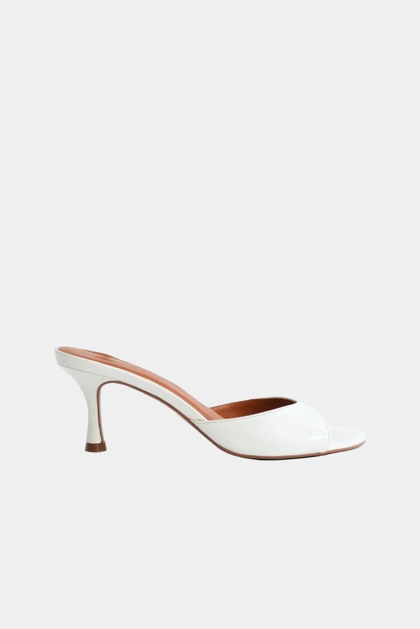 Sandália mule feminina Miami MR branca com salto médio escultural, design minimalista e bico aberto