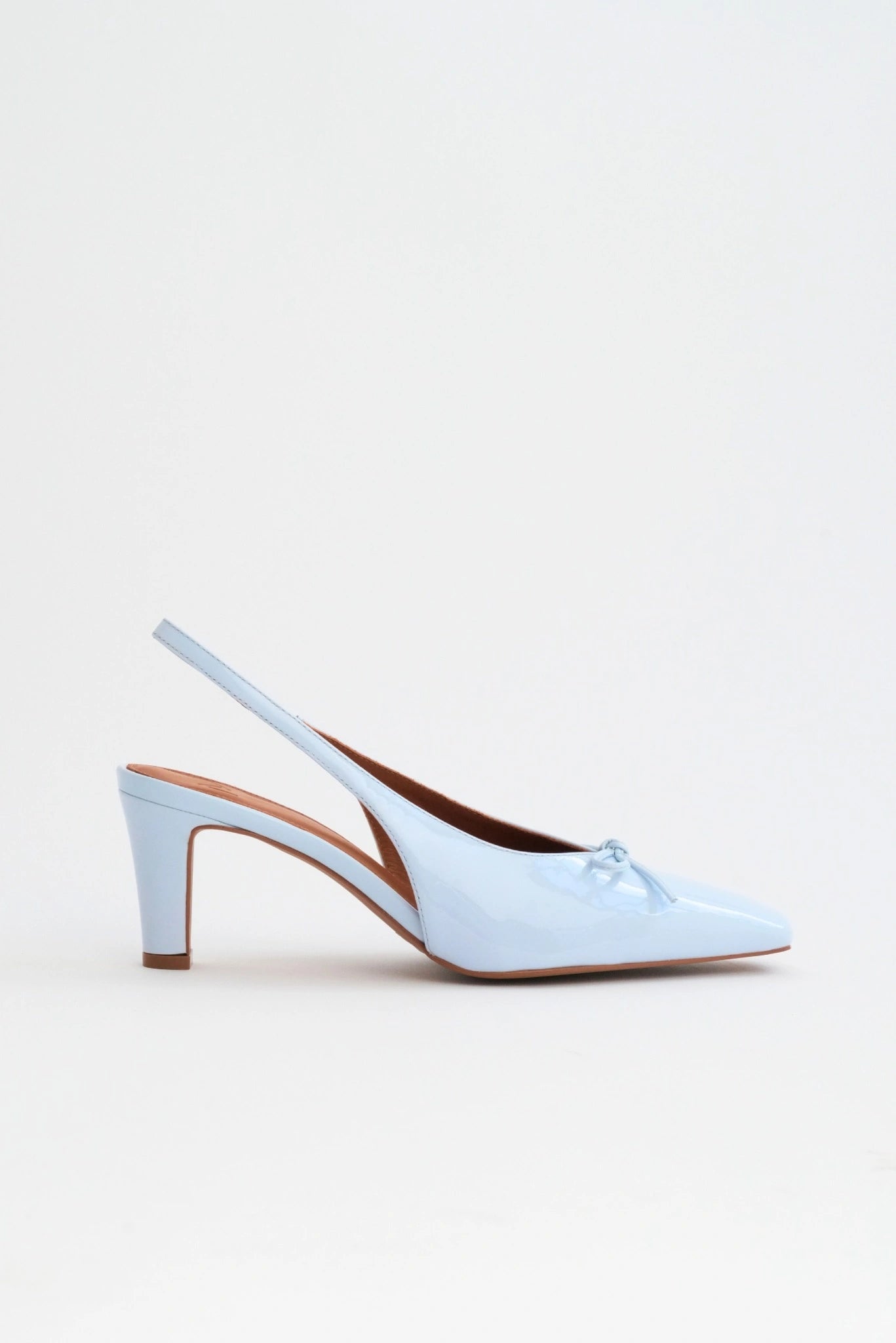 Scarpin slingback azul claro envernizado com salto médio e laço frontal