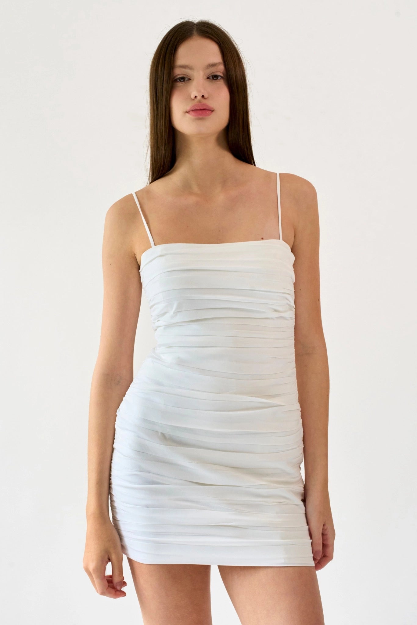 Vestido curto drapeado Hailey MR off-white com caimento ajustado e visual elegante