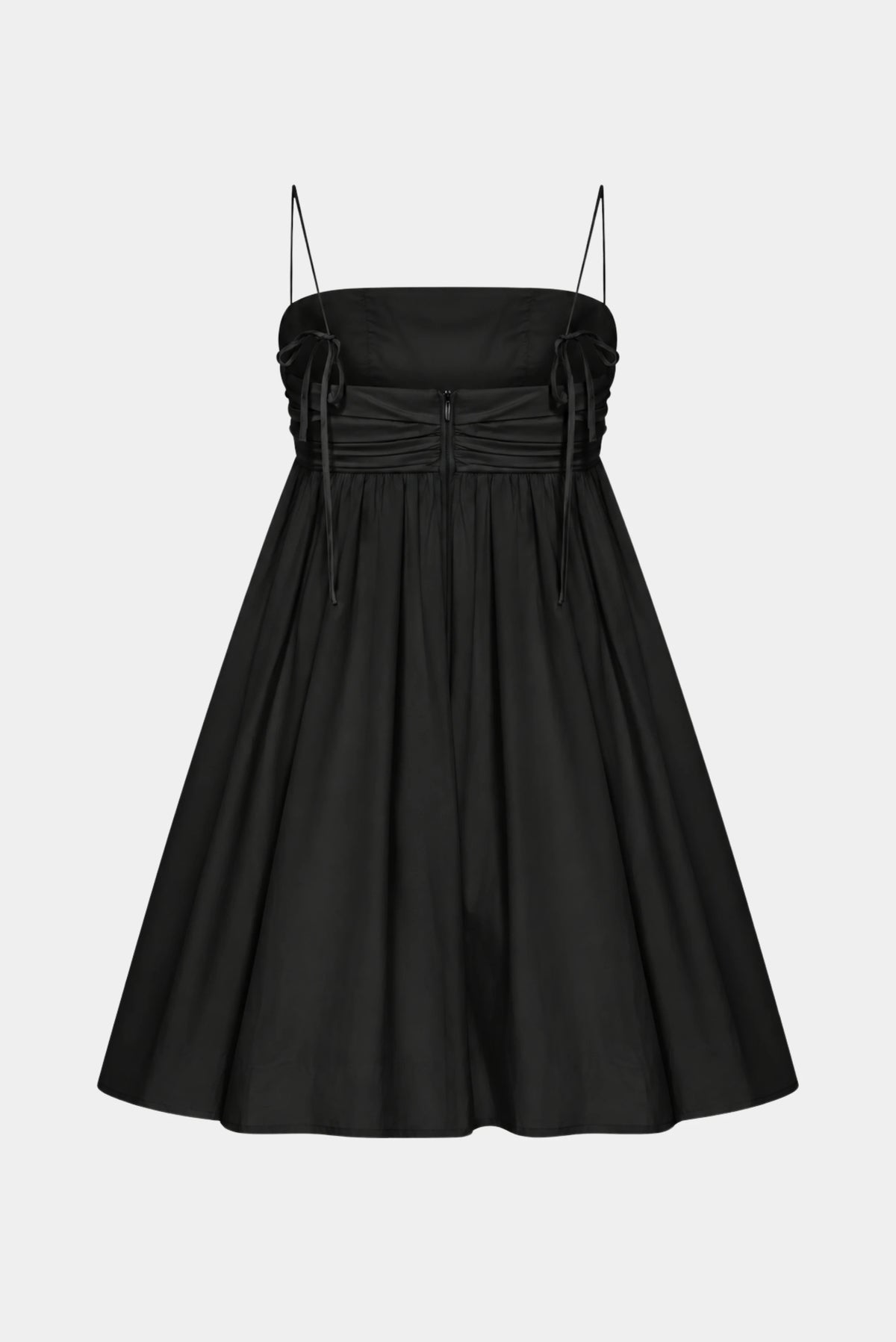 Vestido Curto Petit Gaia preto com costas ajustáveis e modelagem evasê fluida