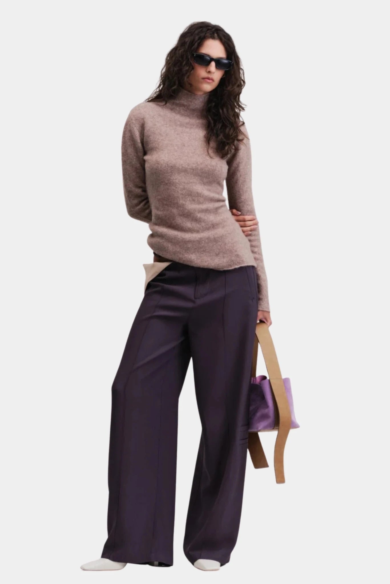 Blusa Still Francesca taupe de gola alta combinada com calça de alfaiataria