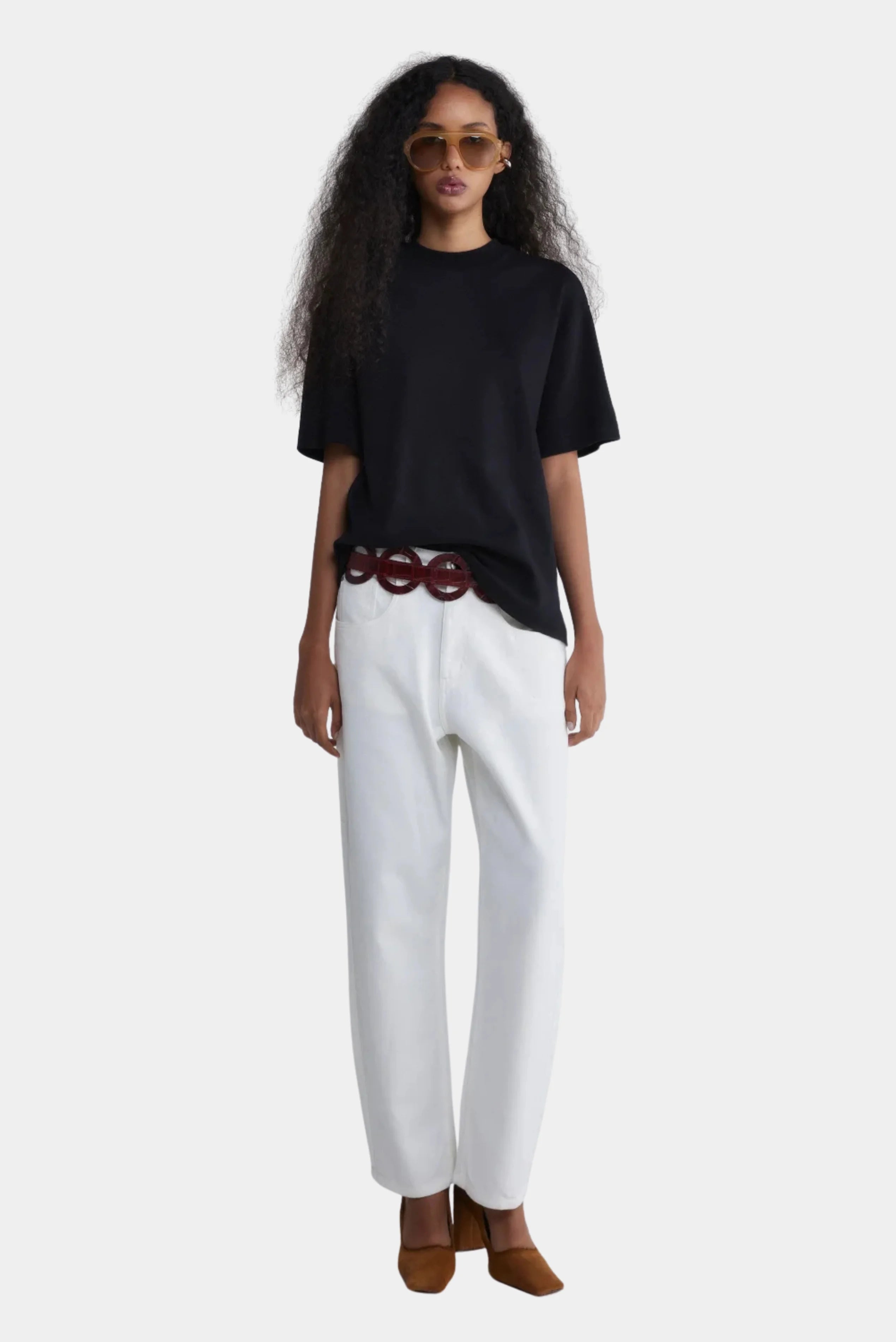 Calça Francesca Classic 80 branca de modelagem reta usada em look feminino
