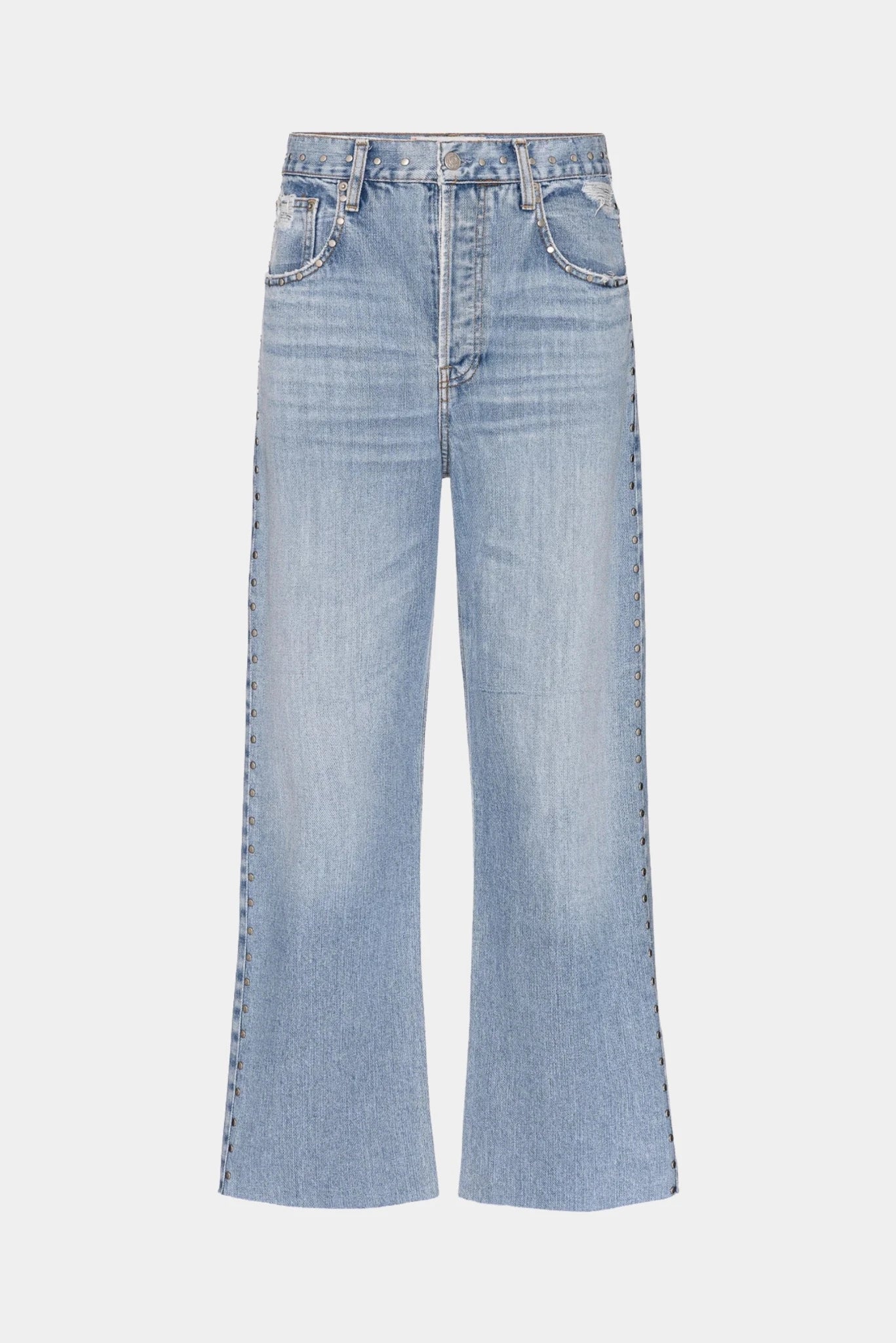 Calça Loose Cropped Tachas L•Dnim em jeans azul claro com cintura alta e aplicação de tachas