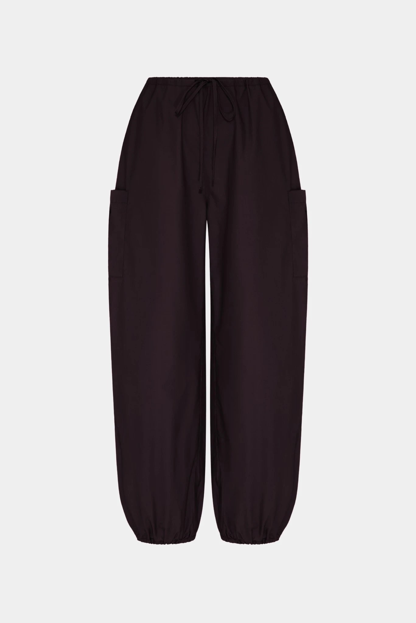Calça balloon cargo Aya Gaia marrom-escura com bolsos laterais e barra franzida