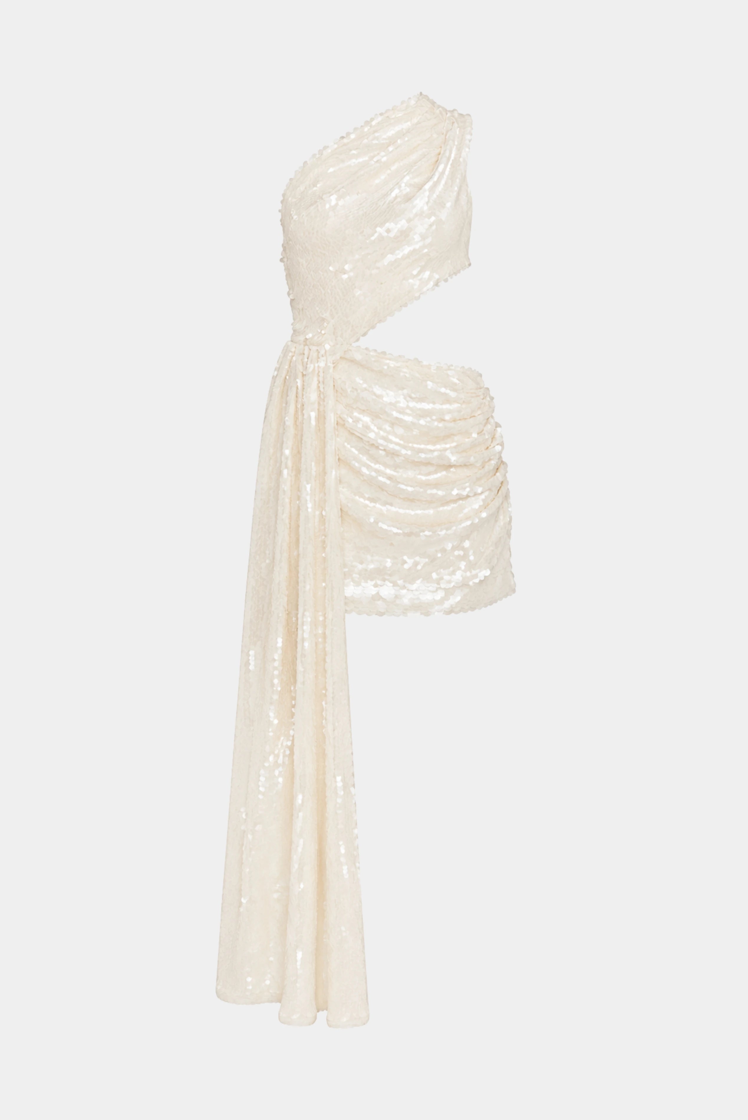 Vestido curto off-white de paetês com um ombro só, recorte na cintura e drapeado com faixa longa