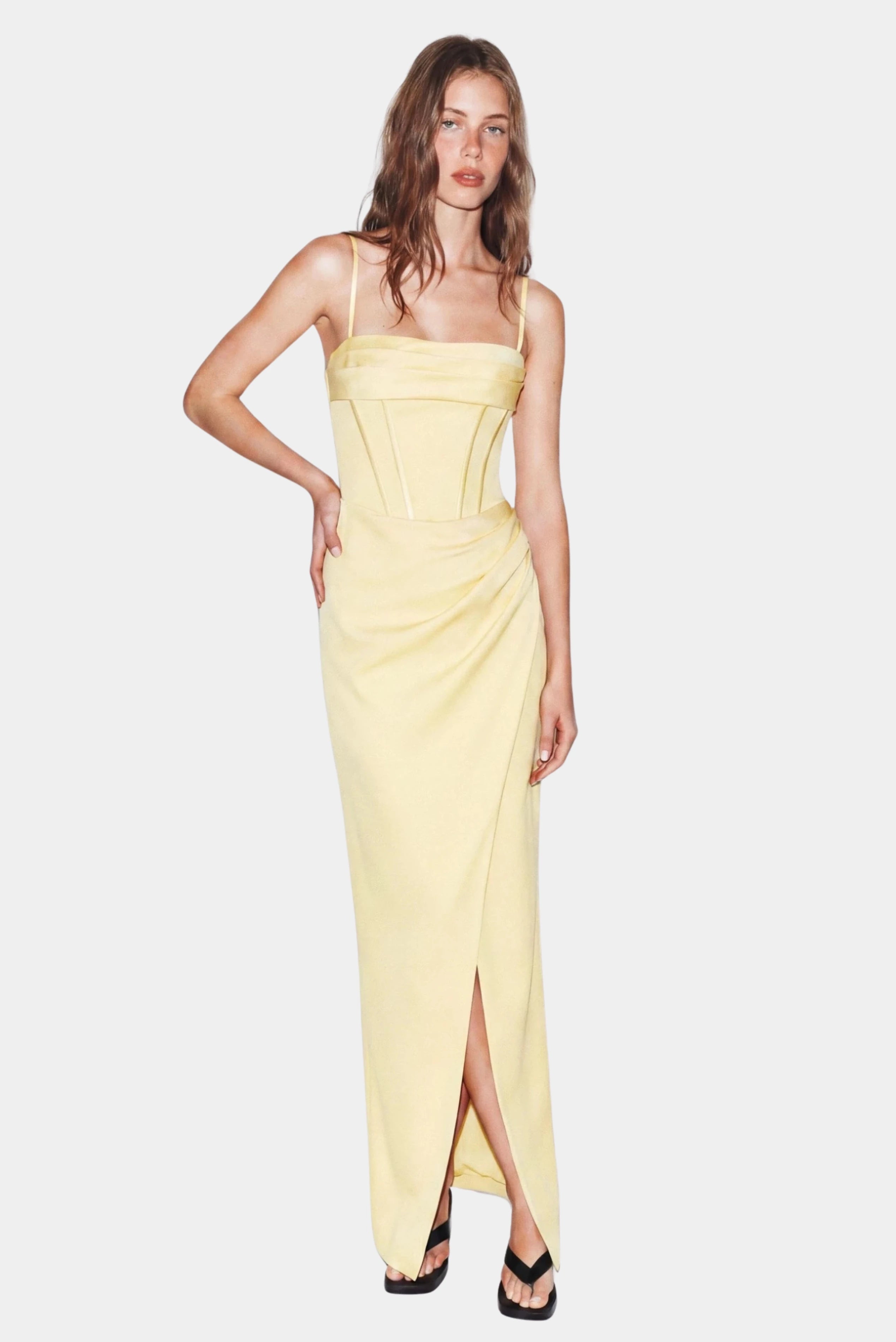 Vestido de festa longo Corina amarelo claro com corset estruturado, alças finas e fenda frontal