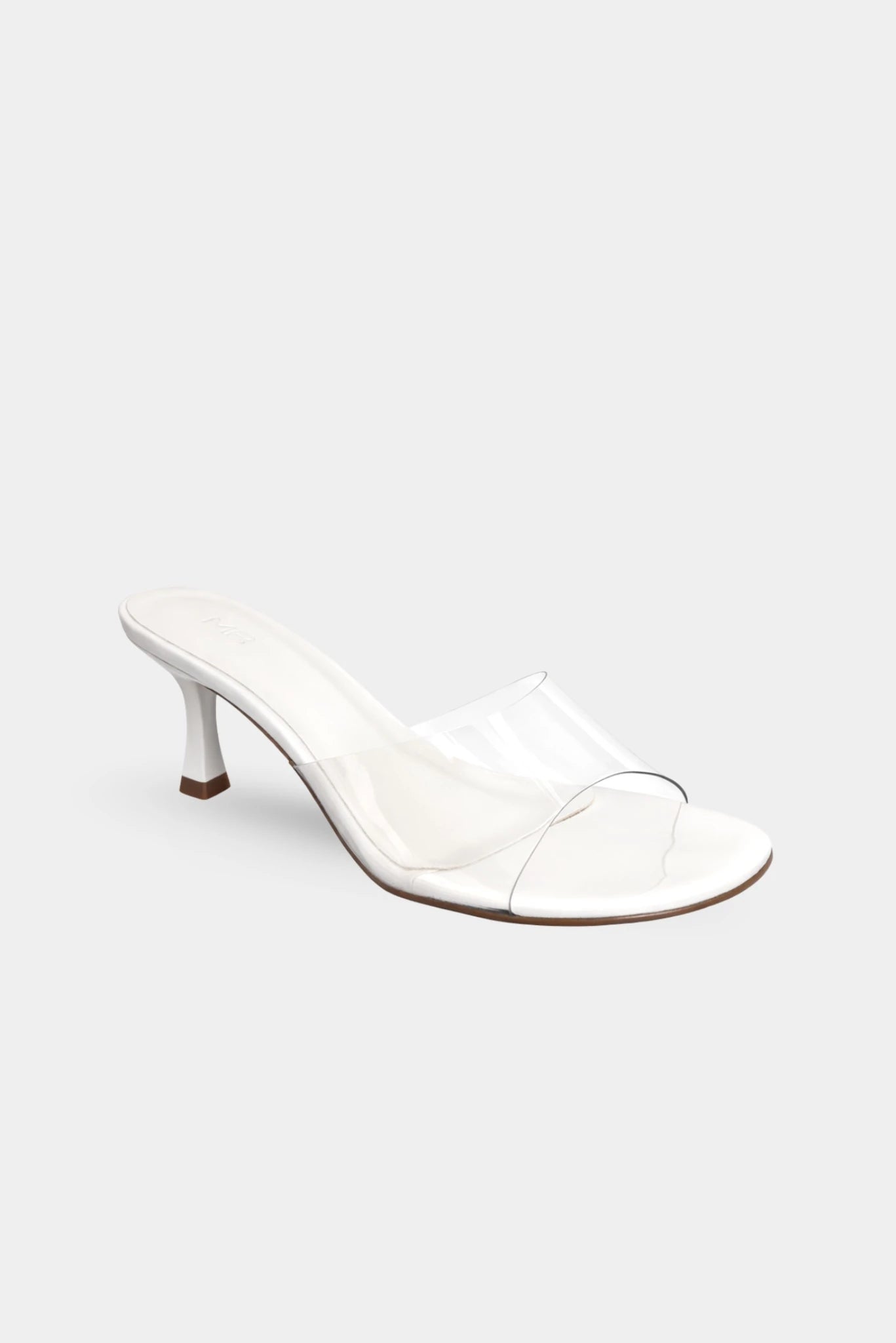 Sandália feminina branca com cabedal transparente, salto médio e design minimalista
