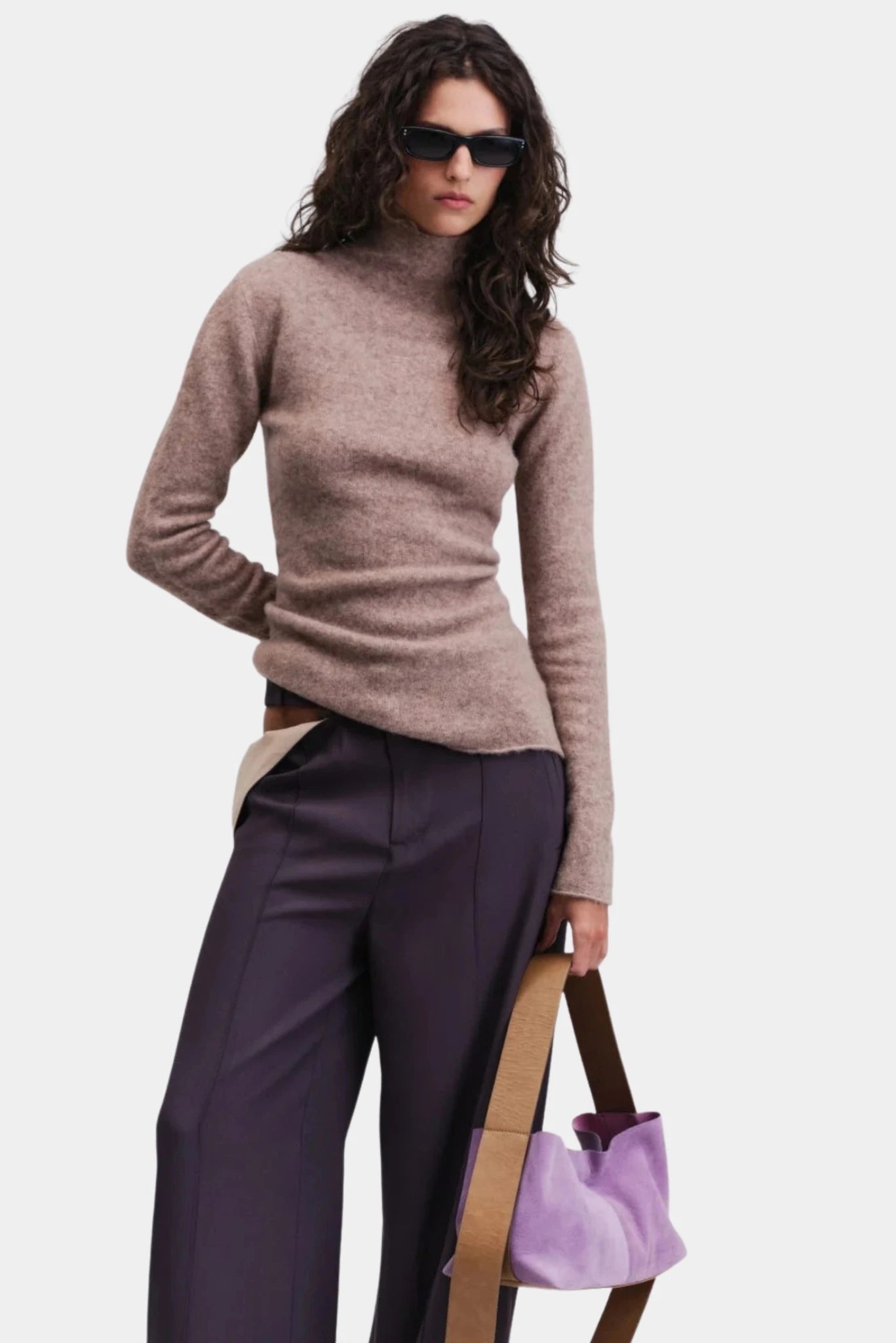 Blusa Still Francesca em tom taupe com gola alta e modelagem ajustada