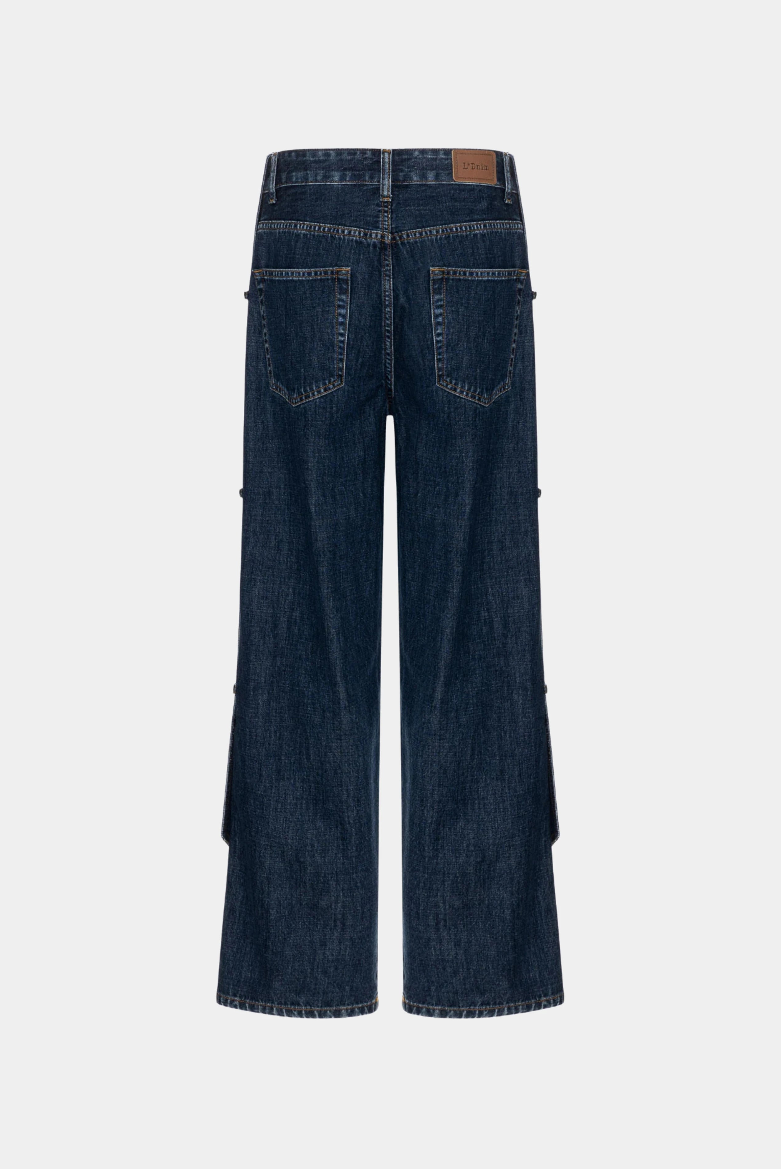 Calça jeans baggy escura com bolsos traseiros e modelagem ampla