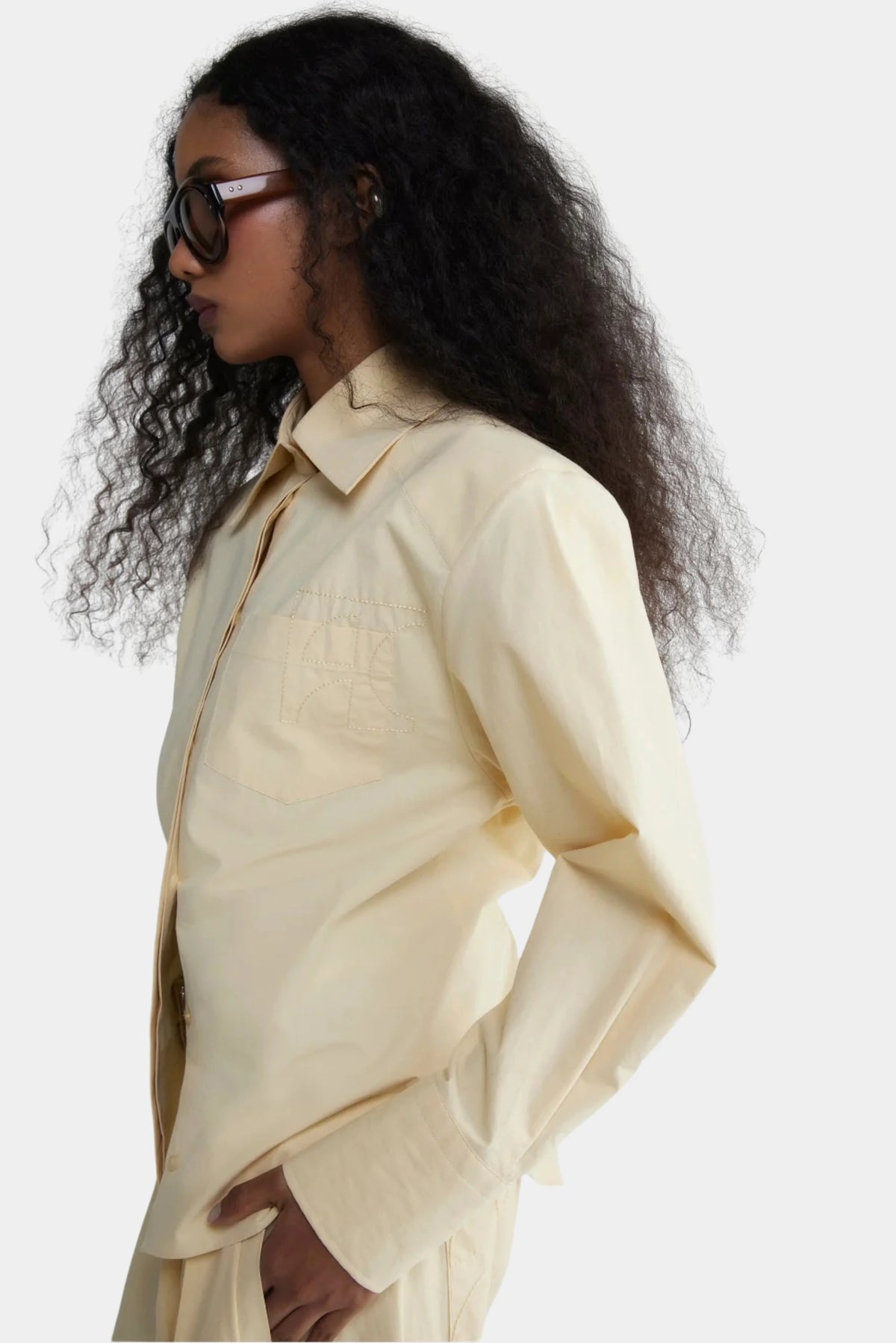 Detalhe lateral da Camisa Tailored Francesca creme com gola ampla e bolso pespontado