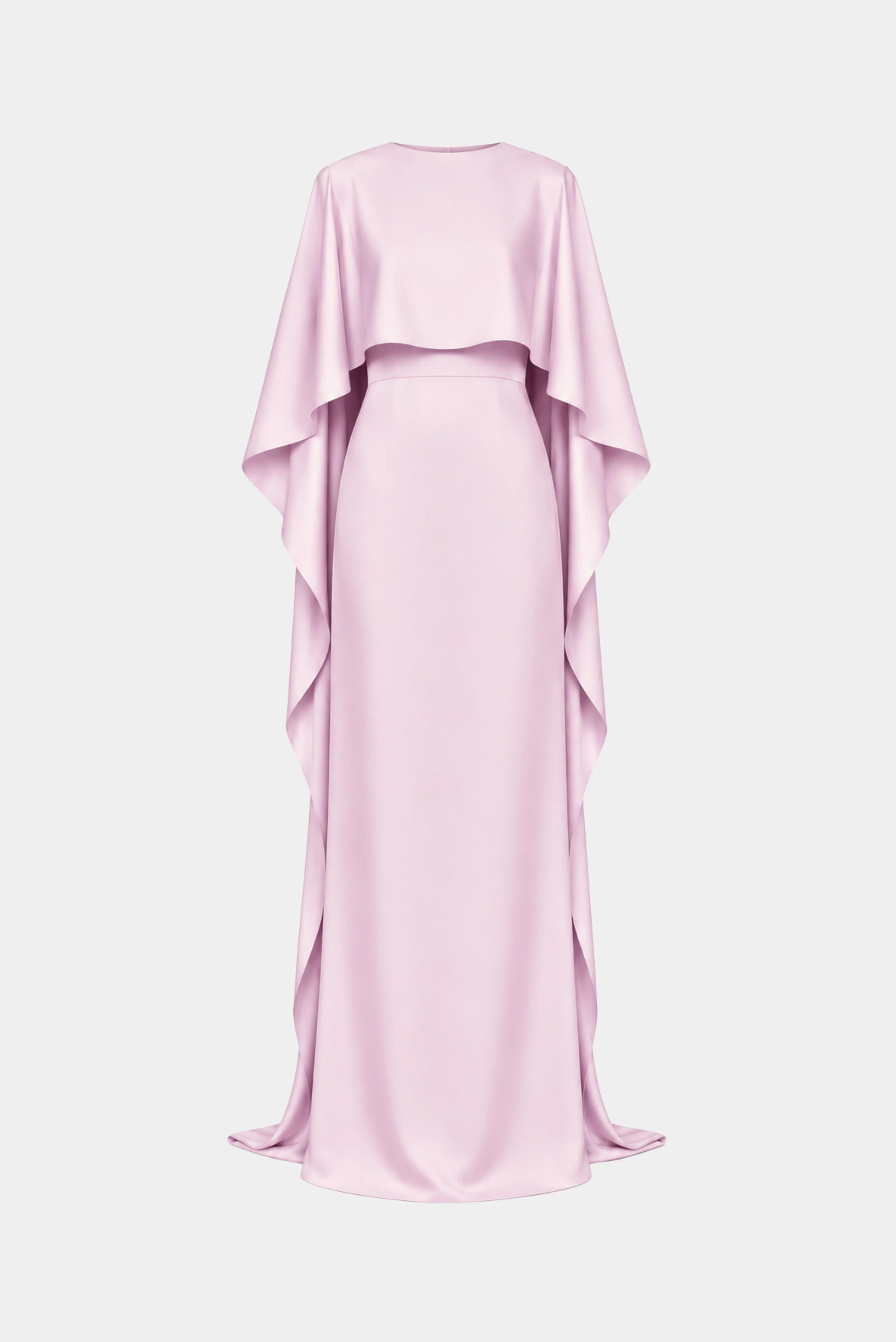 Vestido longo rosa claro com capa fluida e modelagem elegante em imagem editorial

