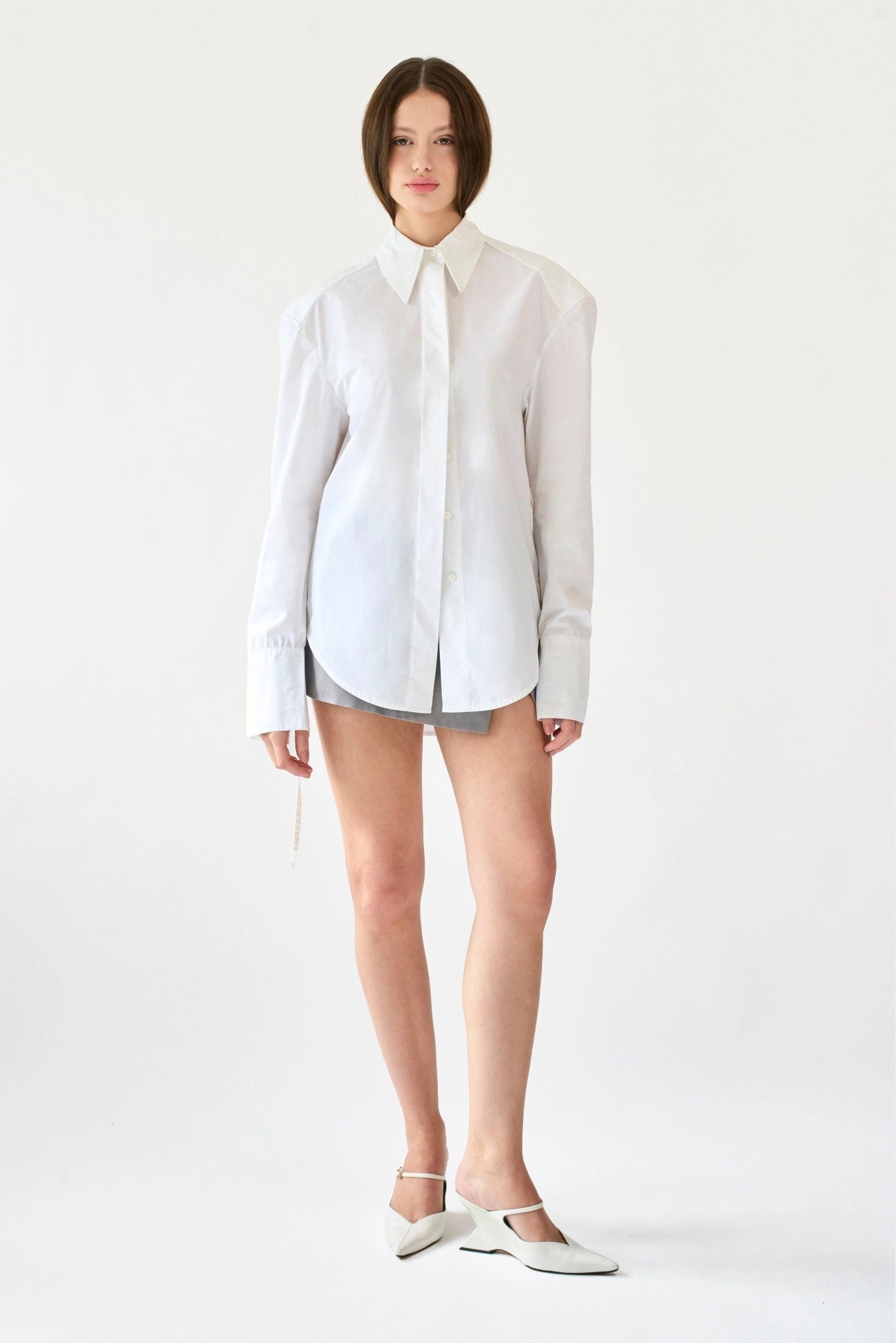 Camisa Yuka MR branca em tricoline com gola ampla e modelagem estruturada