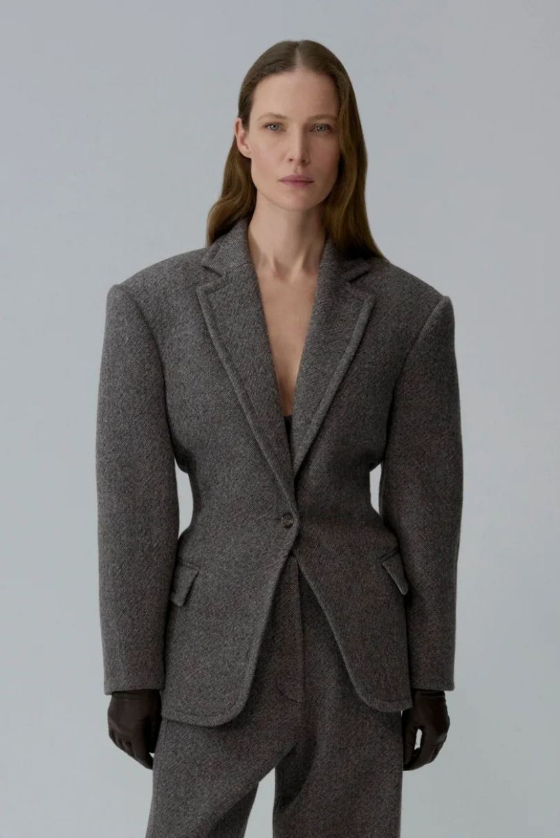 Blazer Magda Butrym de lã cinza com modelagem estruturada e cintura definida em conjunto coordenado