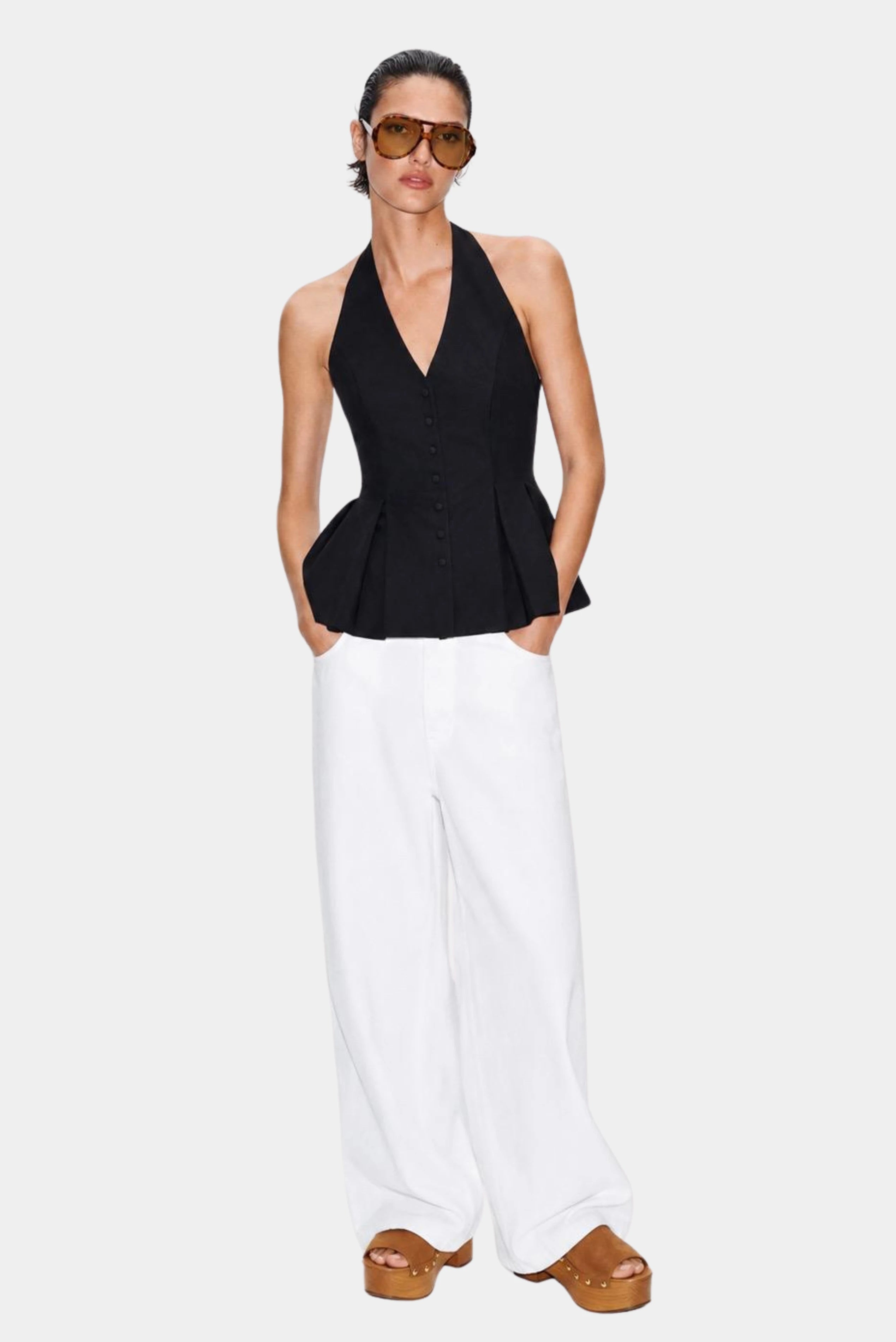 Top Peplum Sarja Tina preto com gola halter, botões frontais e barra peplum estruturada