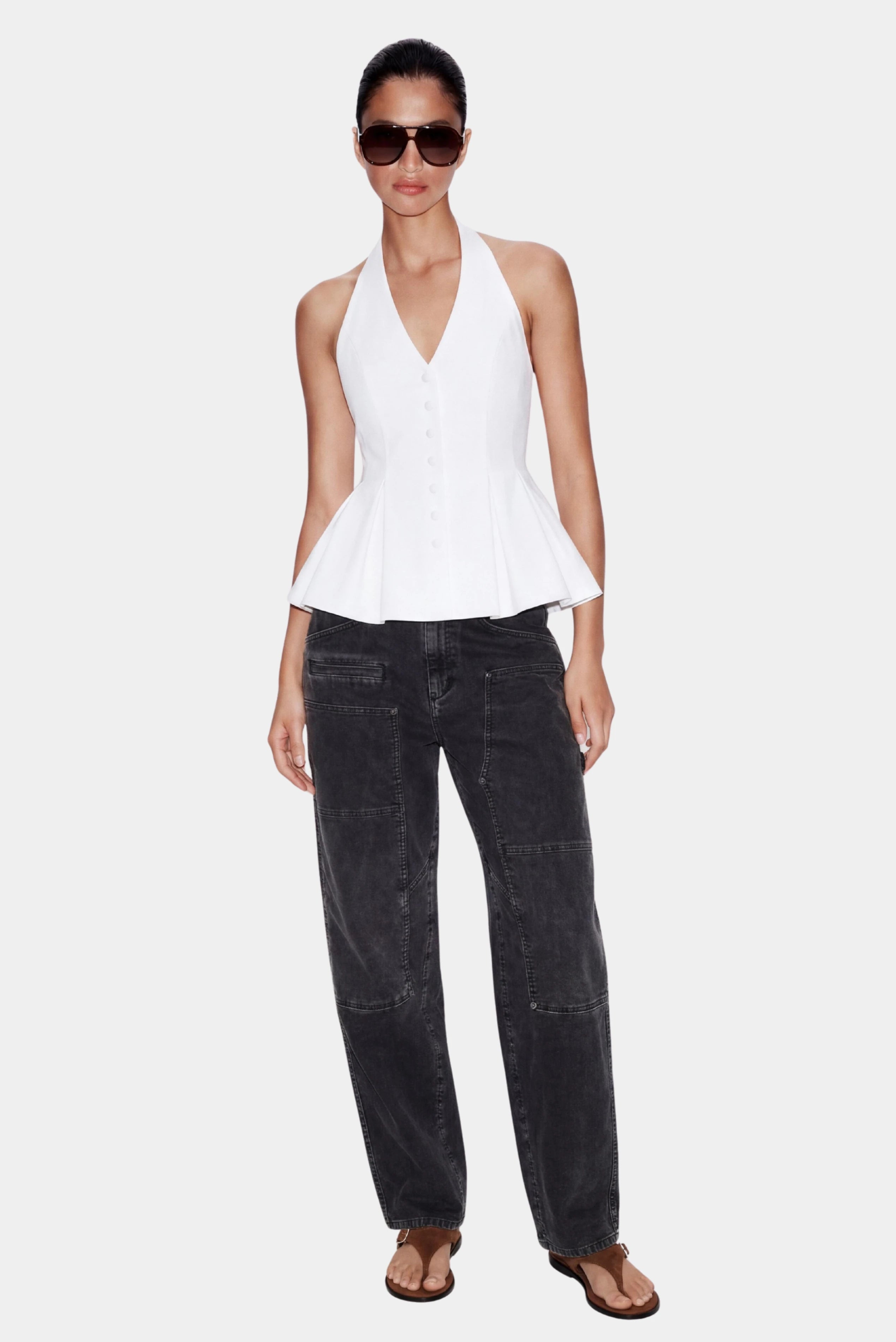 Top Peplum Sarja Tina branco com gola halter, botões frontais e barra peplum estruturada