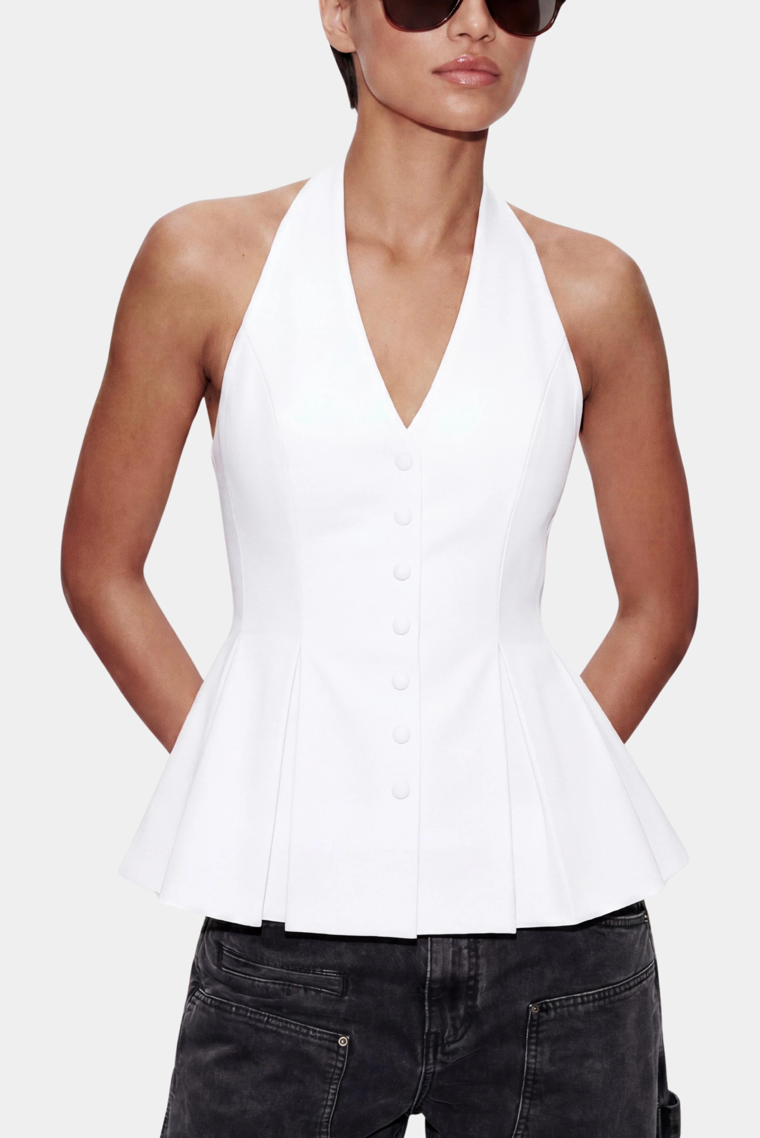 Detalhe do Top Peplum Sarja Tina branco com gola halter e botões frontais
