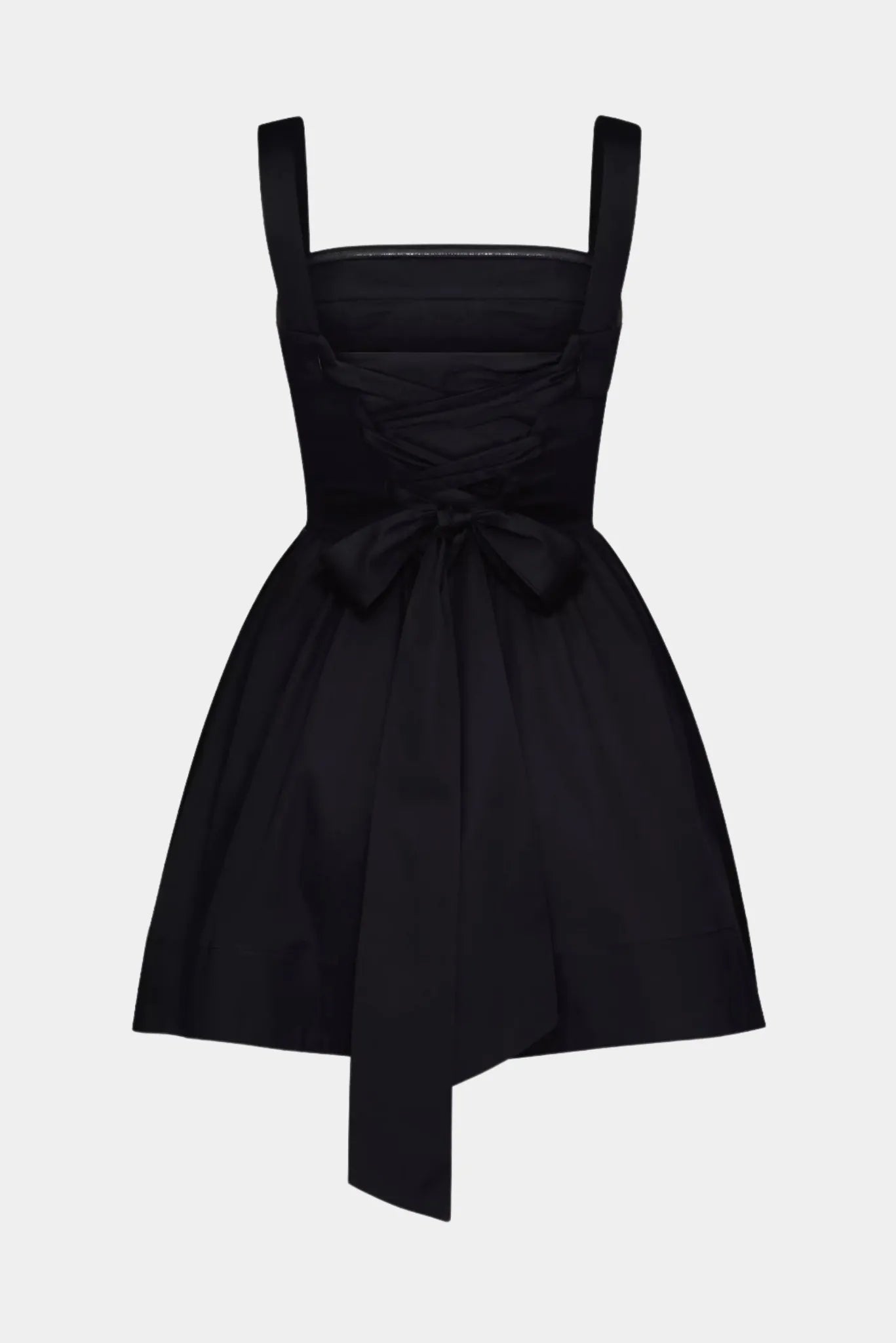 Costas de vestido curto preto com amarração cruzada e laço amplo na cintura