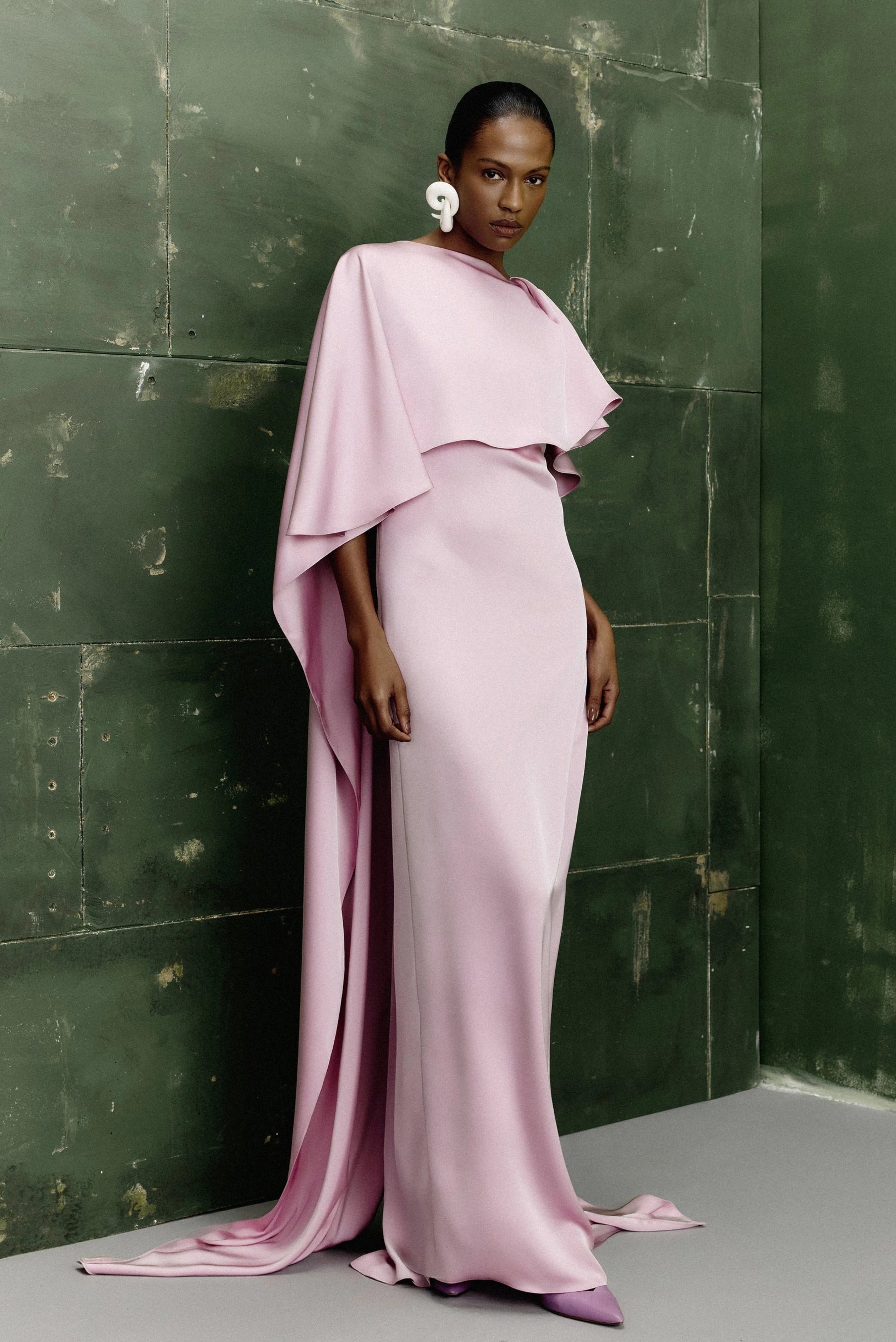 Vestido longo crepe rosa claro com capa fluida e modelagem elegante em imagem editorial
