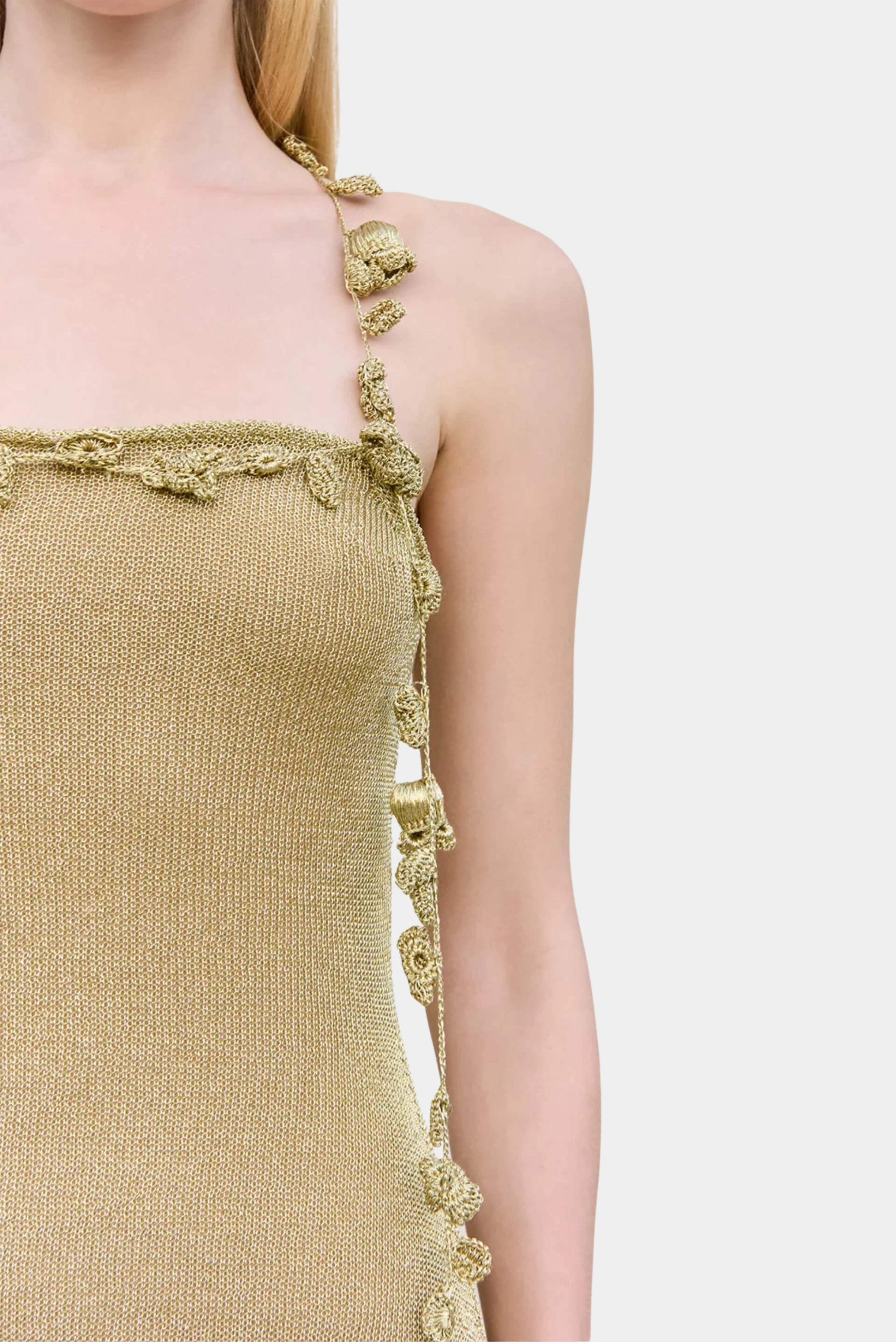 Detalhe lateral de vestido dourado Cult Gaia com textura metálica e aplicações delicadas