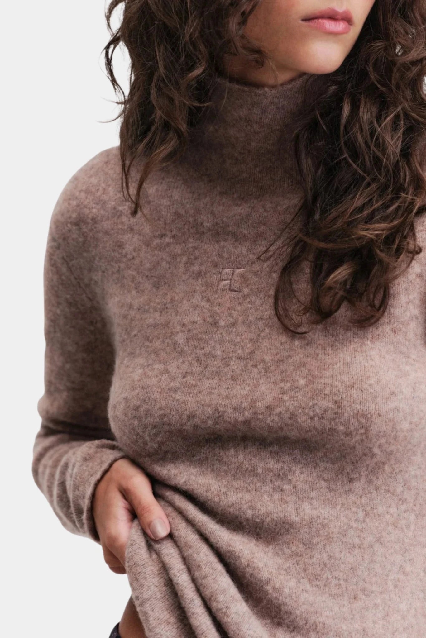 Detalhe da Blusa Still Francesca taupe com gola alta e textura macia