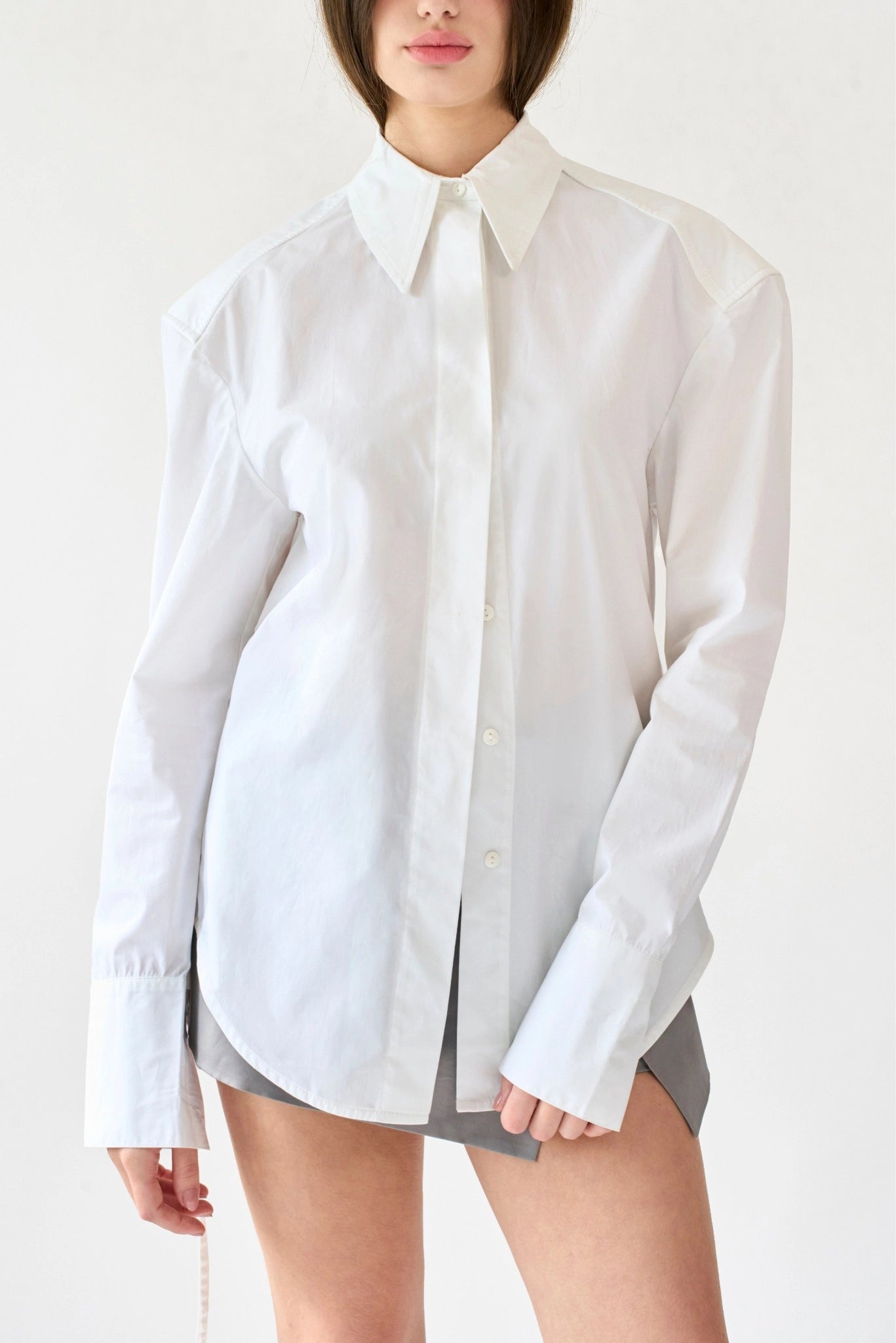 Camisa Yuka MR branca em tricoline com gola ampla e modelagem estruturada