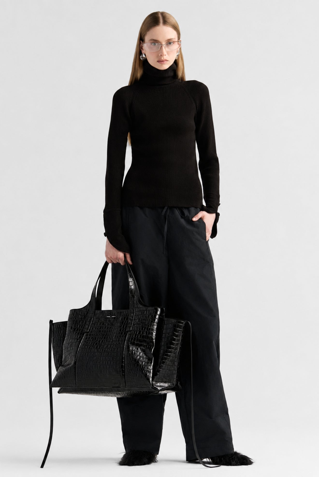 Modelo com bolsa tote grande preta em couro croco Rocio Canvas