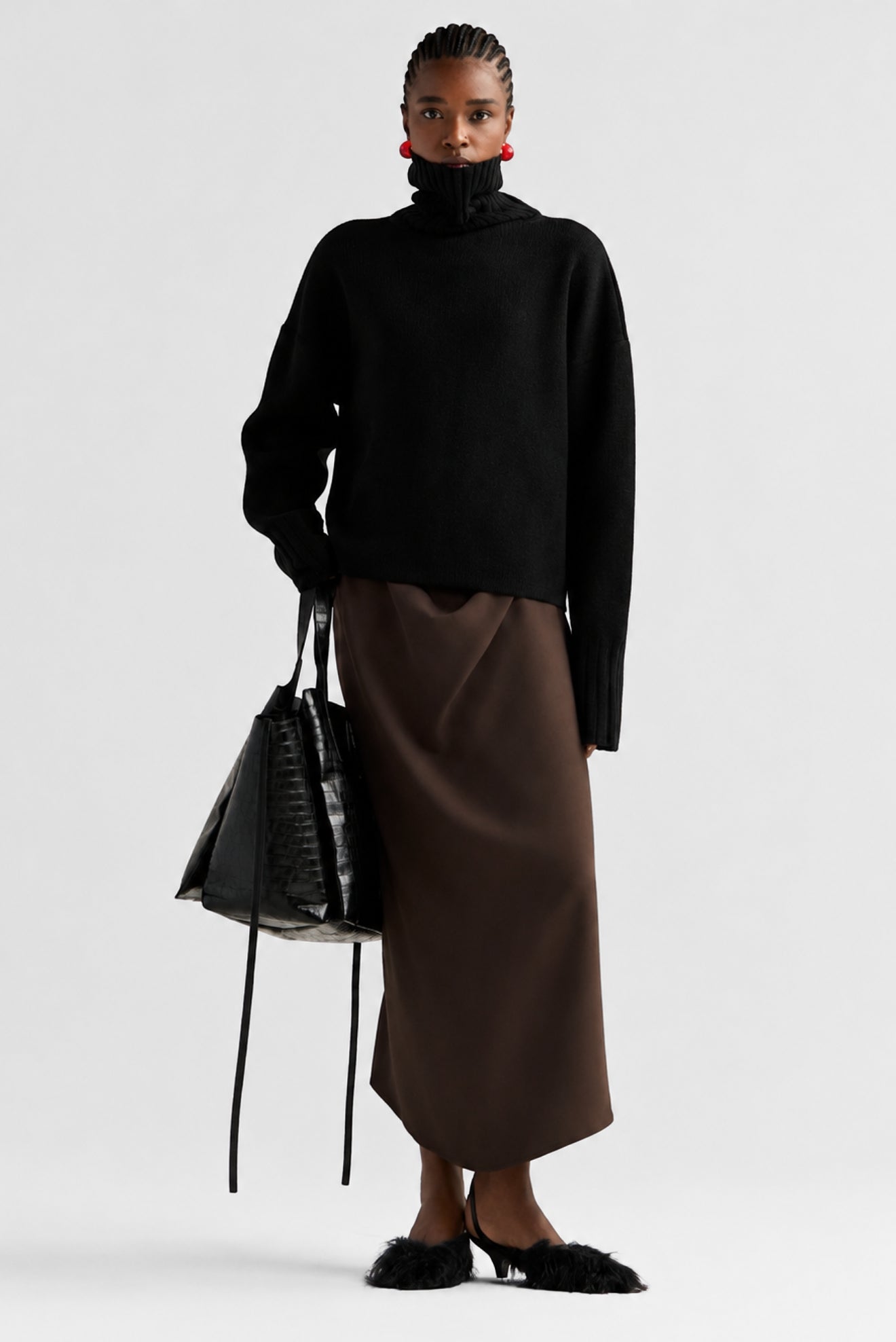Bolsa tote grande preta com textura croco em look minimalista Rocio Canvas