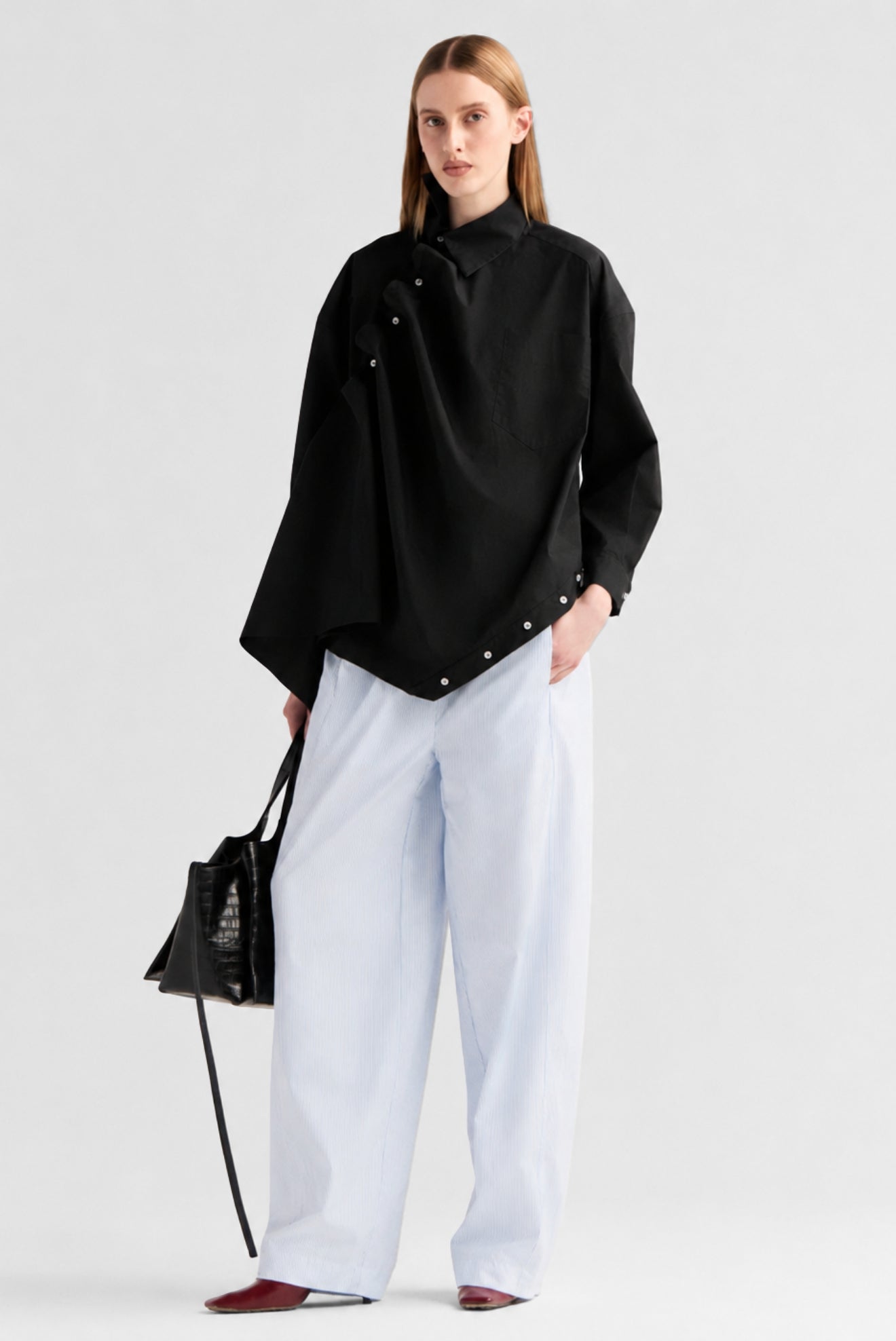 Modelo com bolsa tote pequena preta em couro croco Rocio Canvas