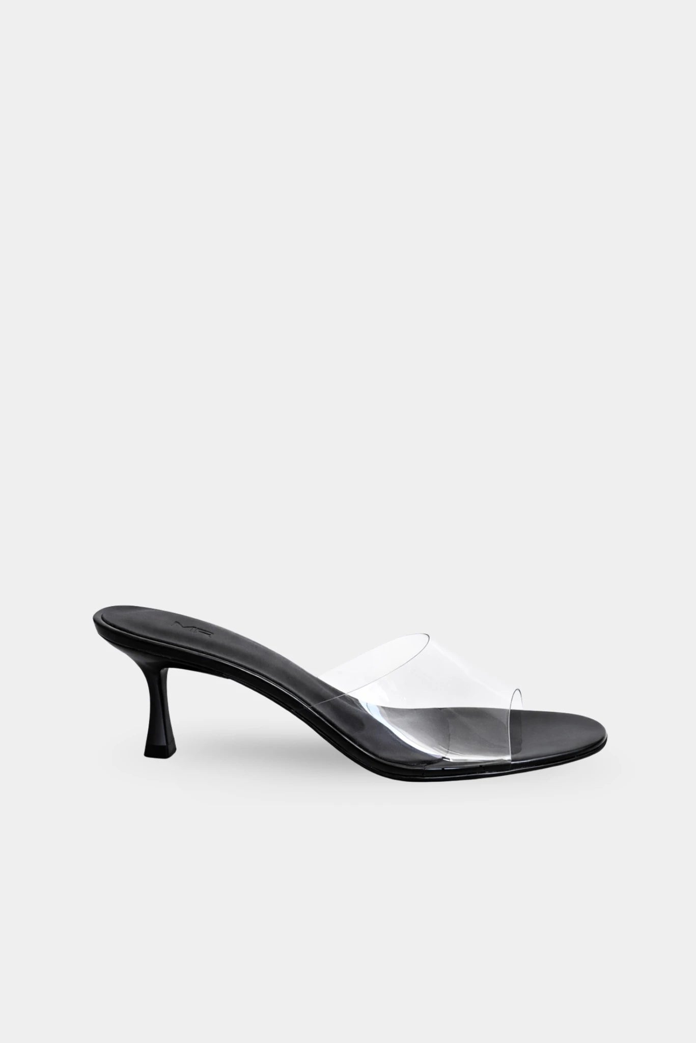 Sandália mule preta veneta com tira transparente e salto médio curvo