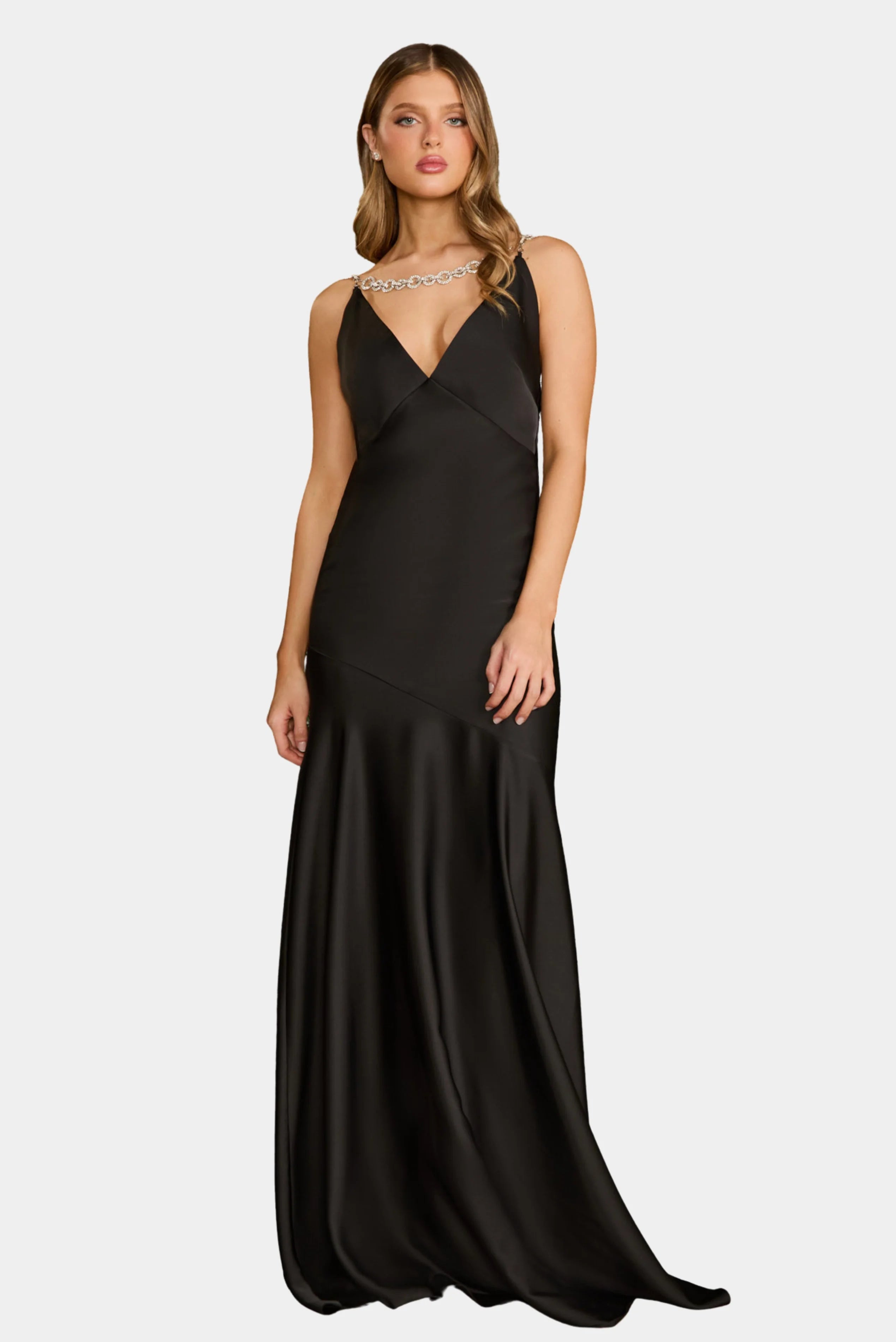 Modelo usando vestido longo preto Kate Fabulous com alças em corrente e decote V