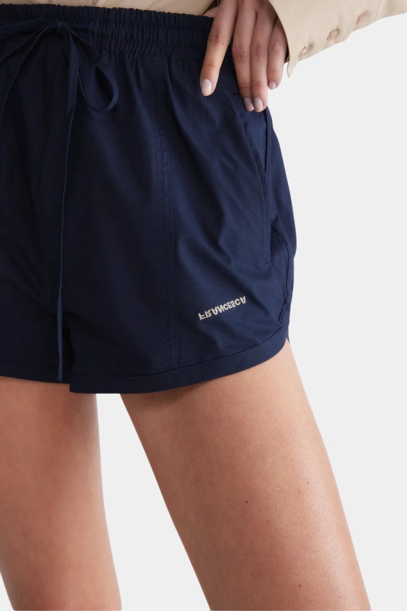 Detalhe do Short Form Francesca azul-marinho com bolso lateral