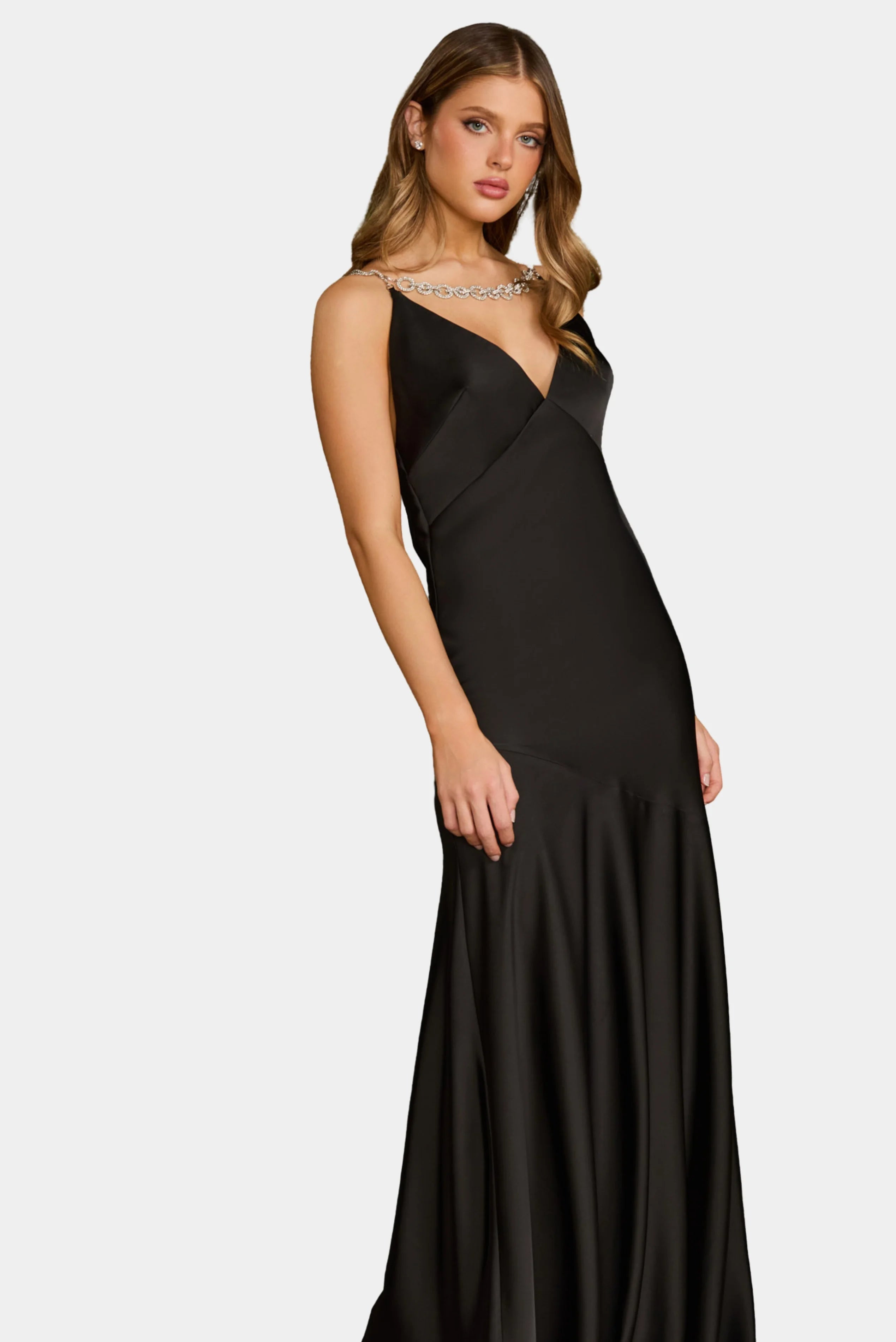 Vestido longo preto Kate Fabulous com alças em corrente e saia de caimento fluido