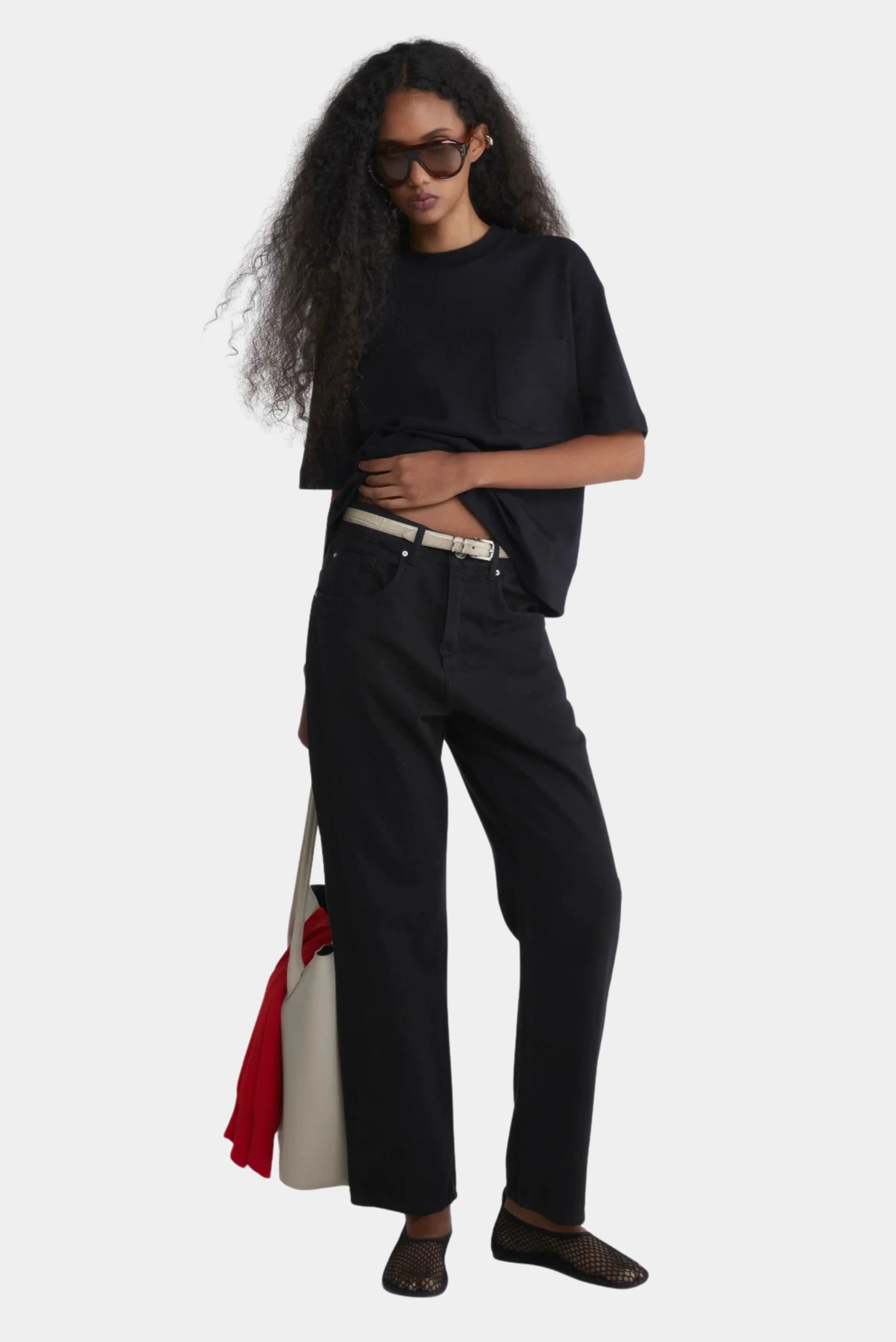 Calça Francesca Classic 80 preta de modelagem reta usada em look feminino