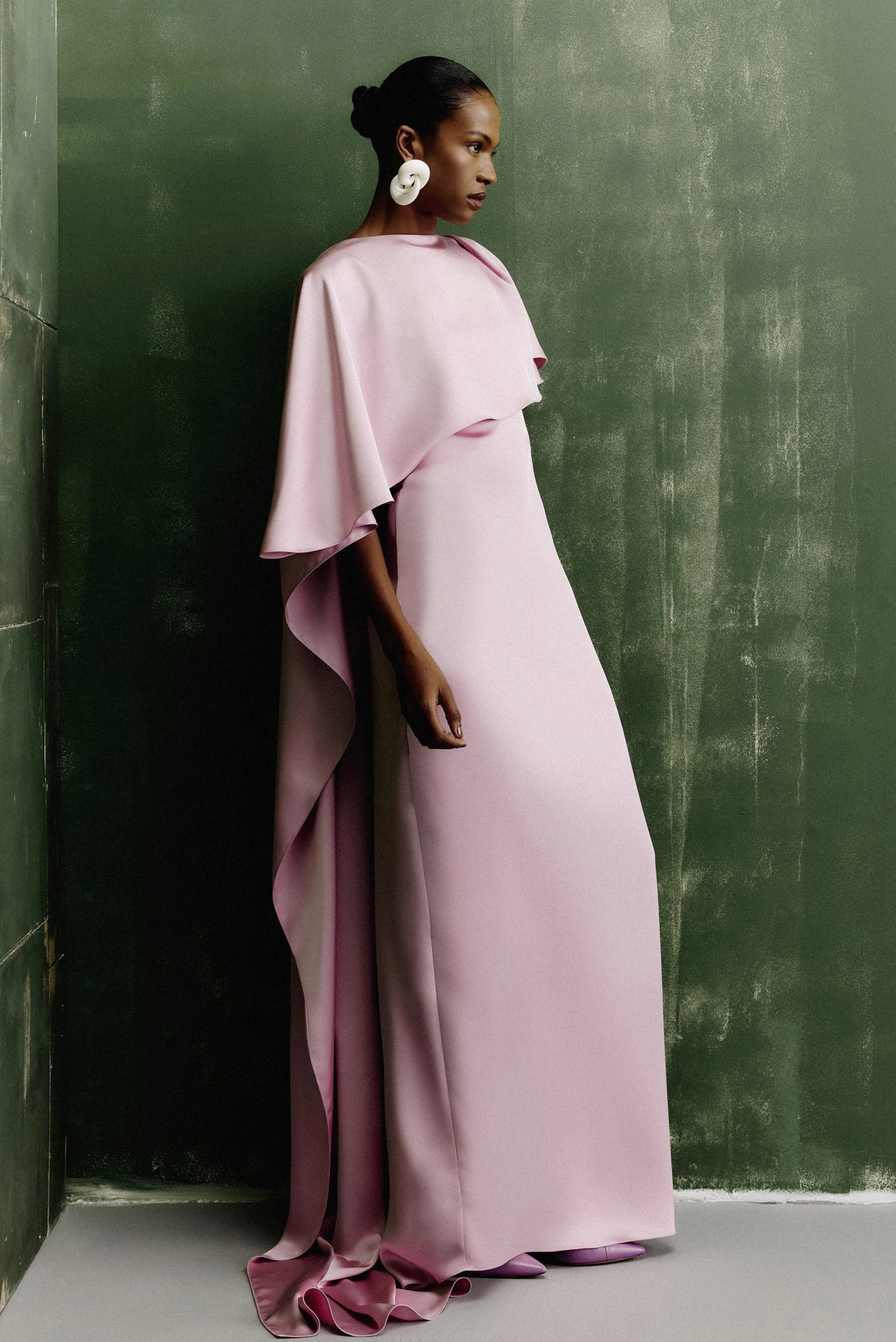 Vestido longo crepe rosa claro com capa fluida e modelagem elegante em imagem editorial
