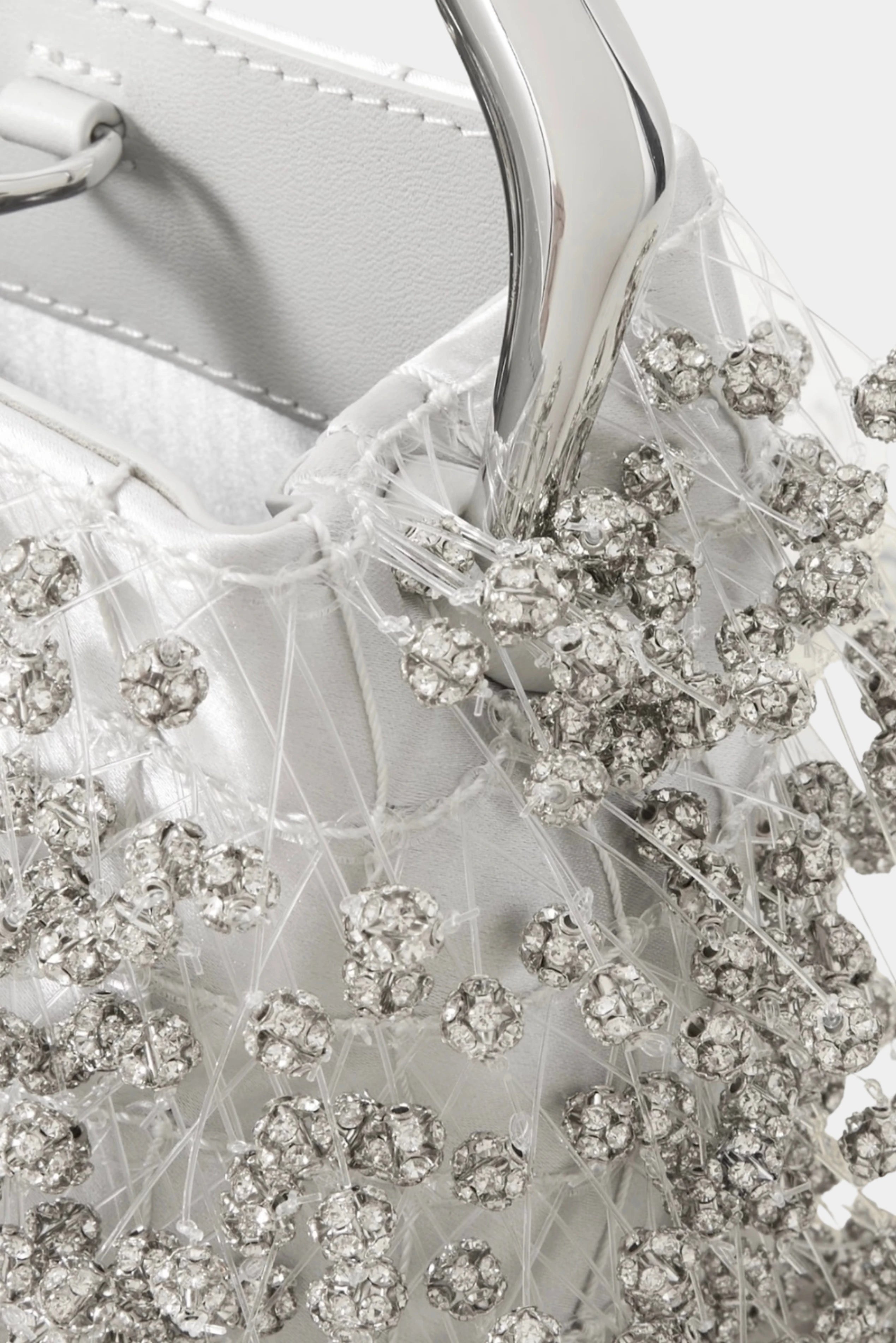 Detalhe da Bolsa Mini Solene Cult Gaia com cristais aplicados em trama transparente