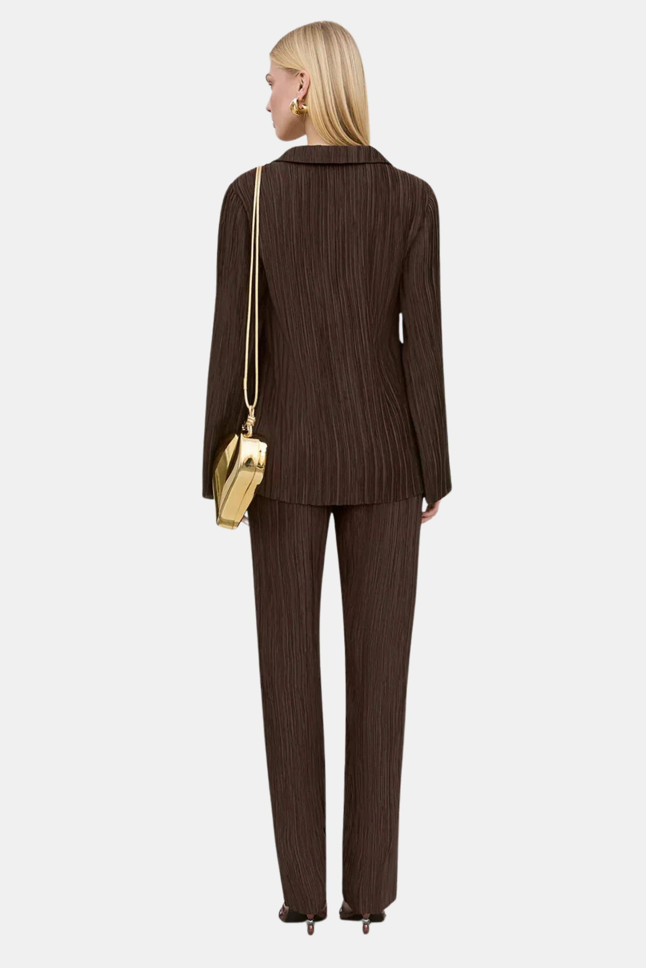 Calça marrom plissada Cult Gaia em look coordenado com camisa texturizada