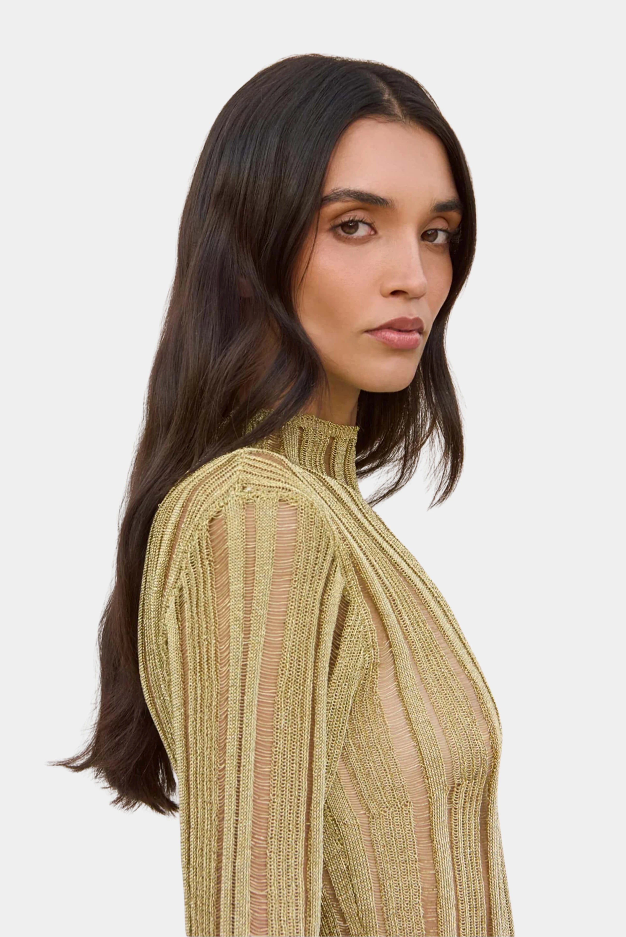 Detalhe lateral do top Kyla Cult Gaia em tricot dourado transparente