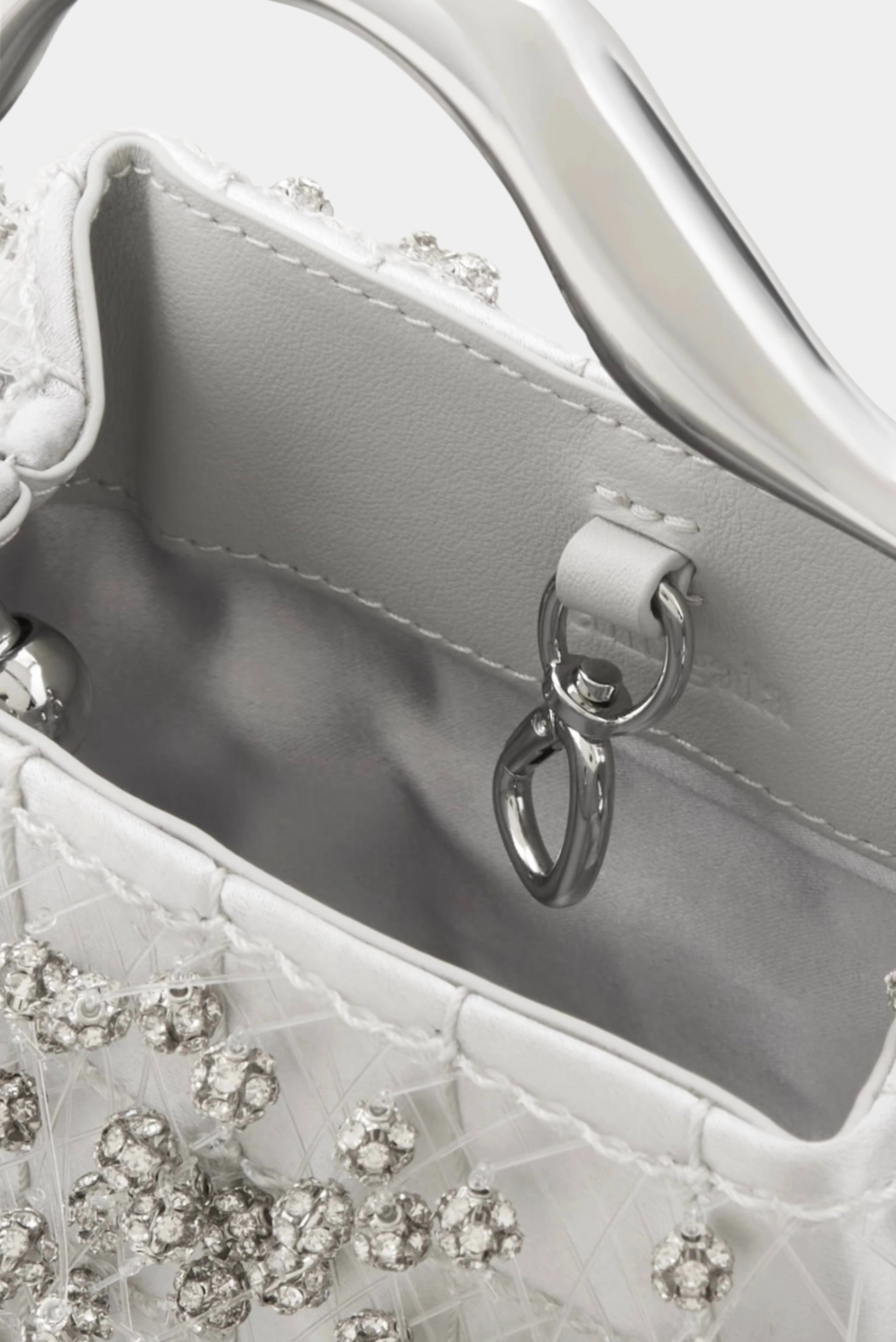 Interior da Bolsa Mini Solene Cult Gaia prata com forro acetinado