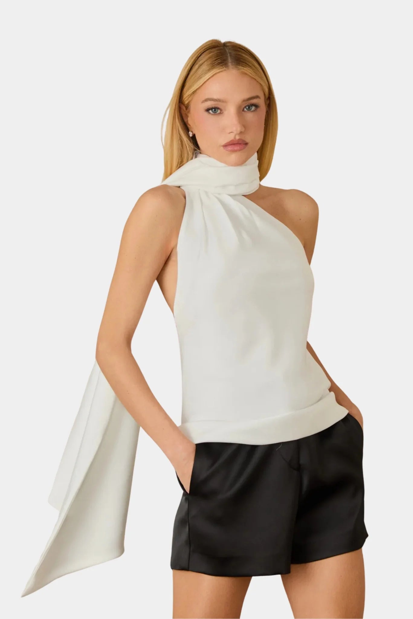 Blusa Nay  fabulous off white em cetim com gola drapeada e faixa longa lateral