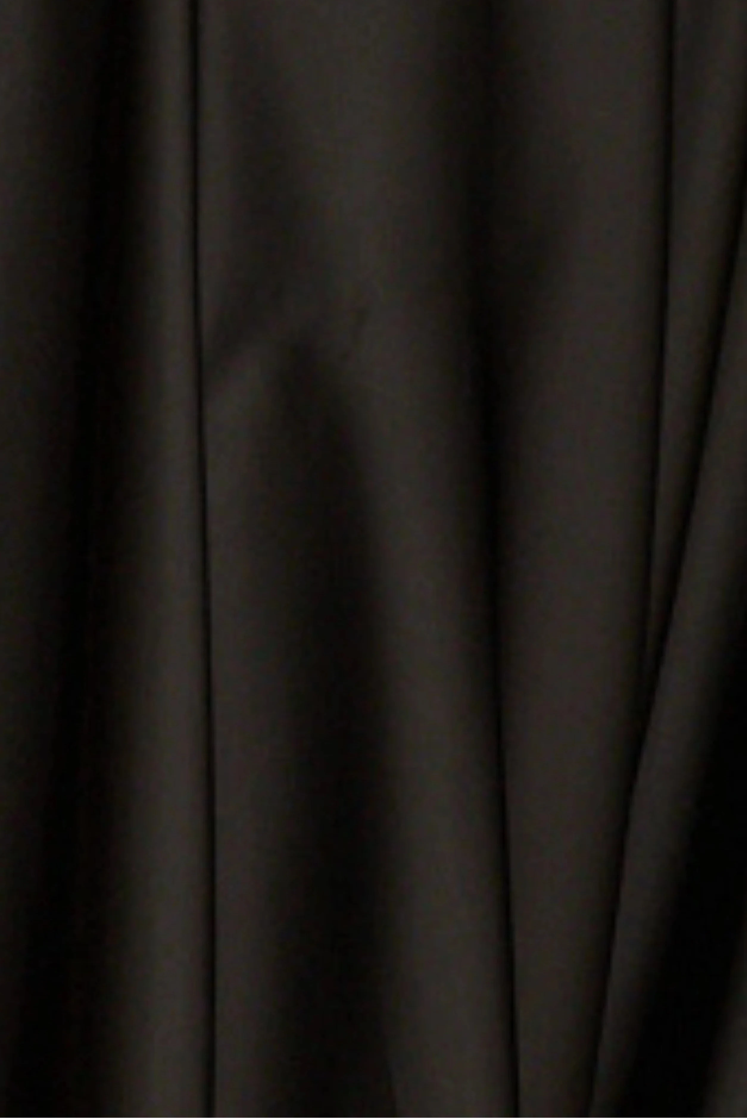 Detalhe do tecido preto com acabamento acetinado do vestido longo Kate Fabulous