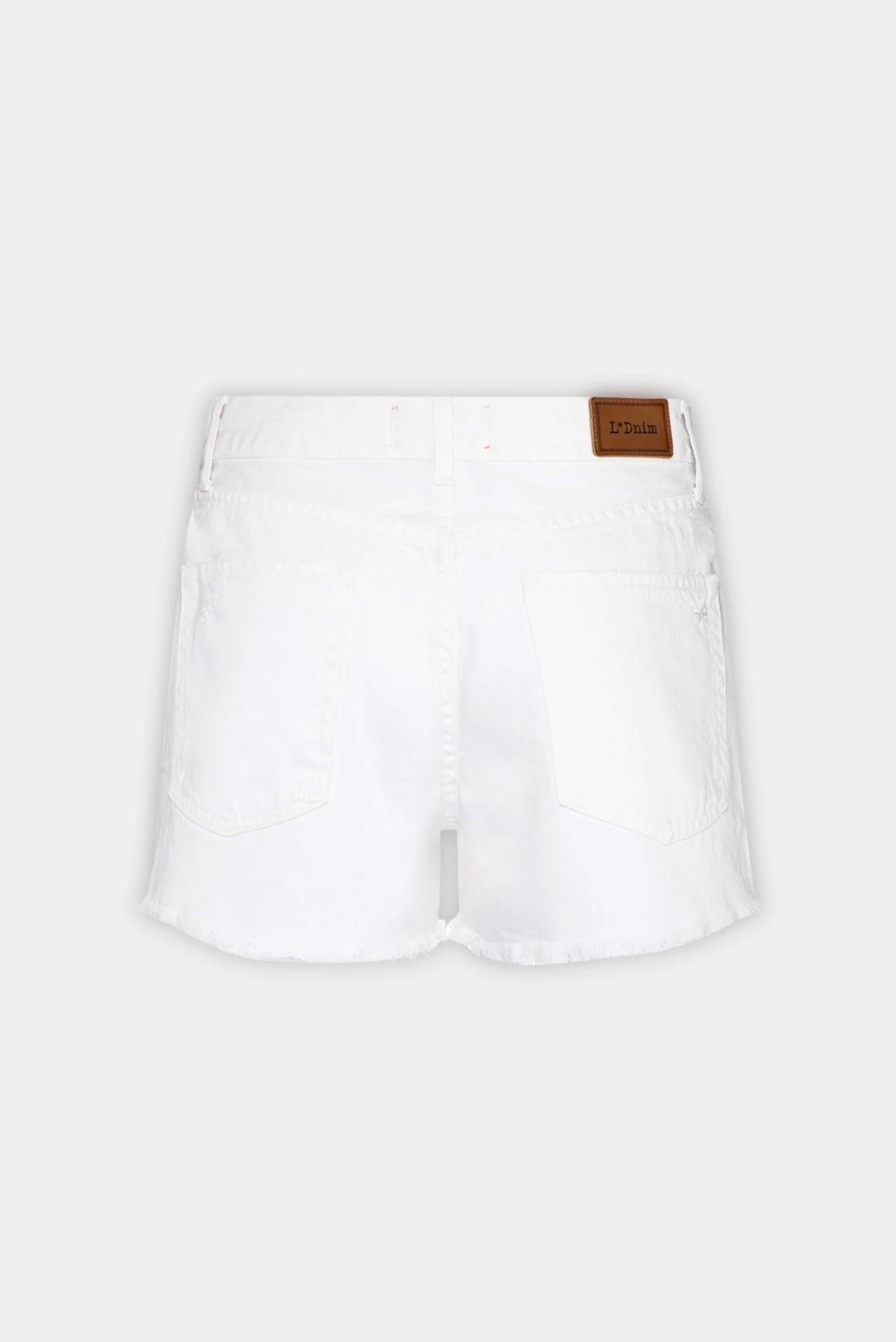 Vista traseira do Short Urban L•Dnim em jeans branco com modelagem reta e acabamento desfiado
