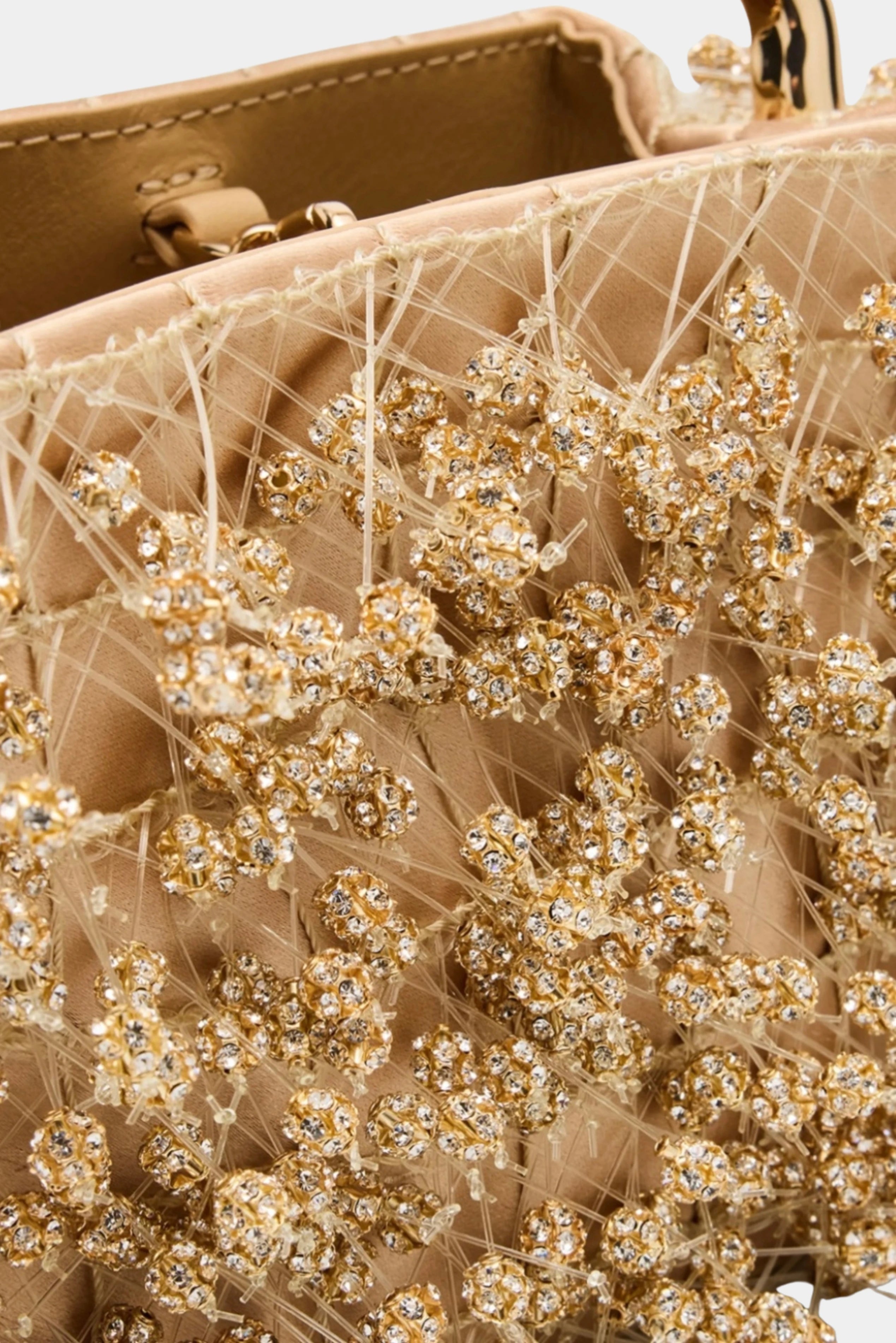 Detalhe da Bolsa Mini Solene dourada com cristais aplicados manualmente