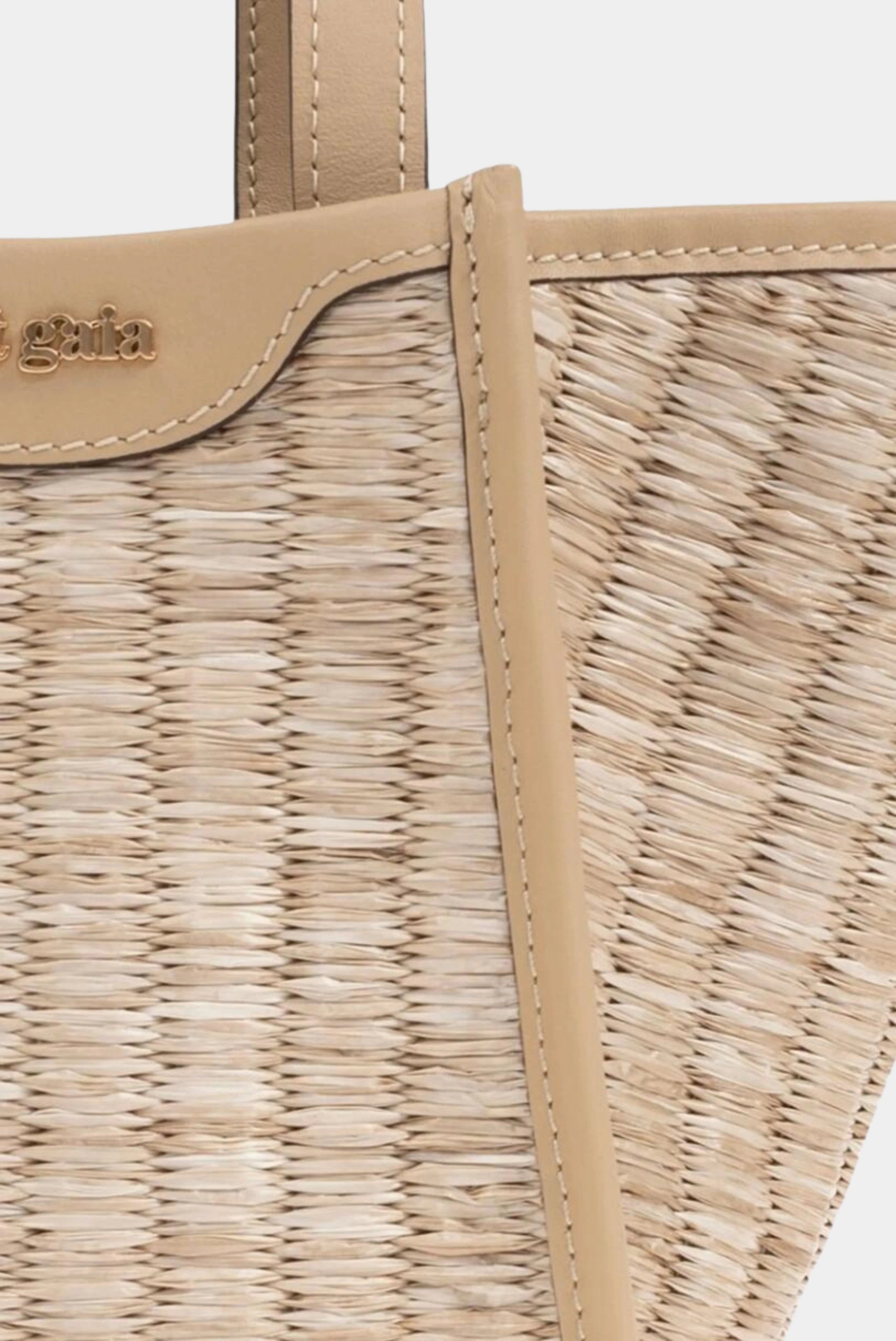 Close da bolsa Cult Gaia em fibra natural com textura artesanal e costuras aparentes