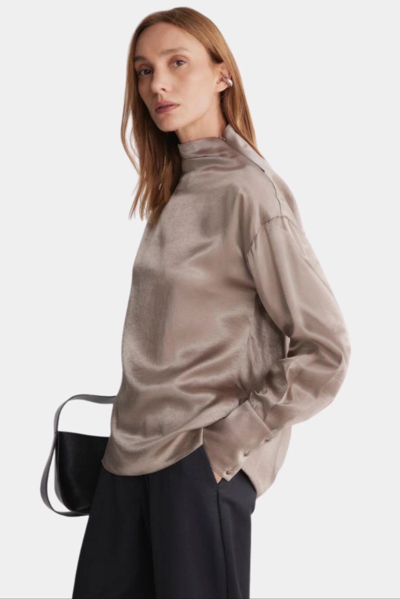 Blusa feminina esc francesca acetinada bege com acabamento luminoso e modelagem fluida